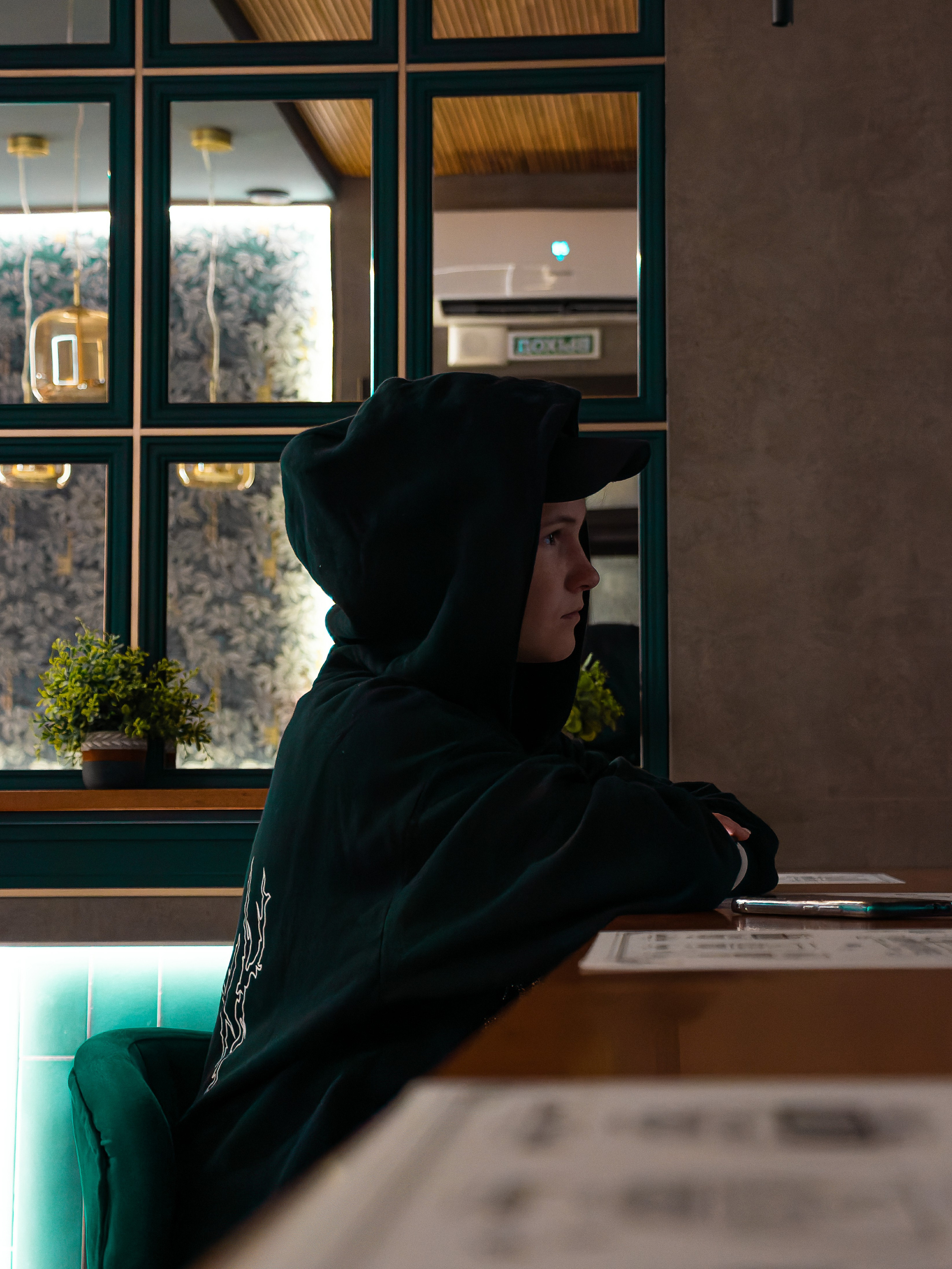 Фото девушки вечером в кафе за столом