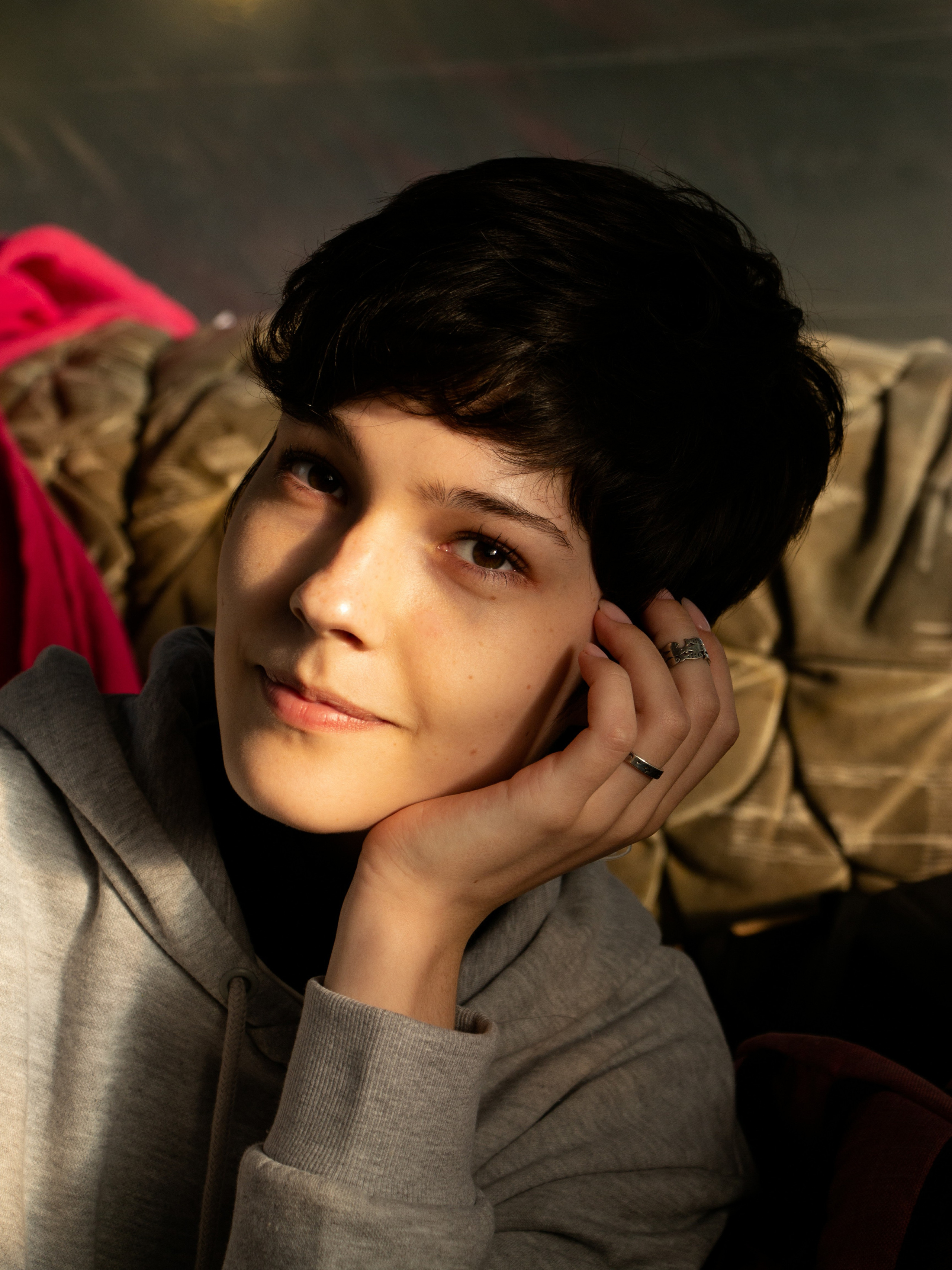 Девушка в ярком солнечном свете