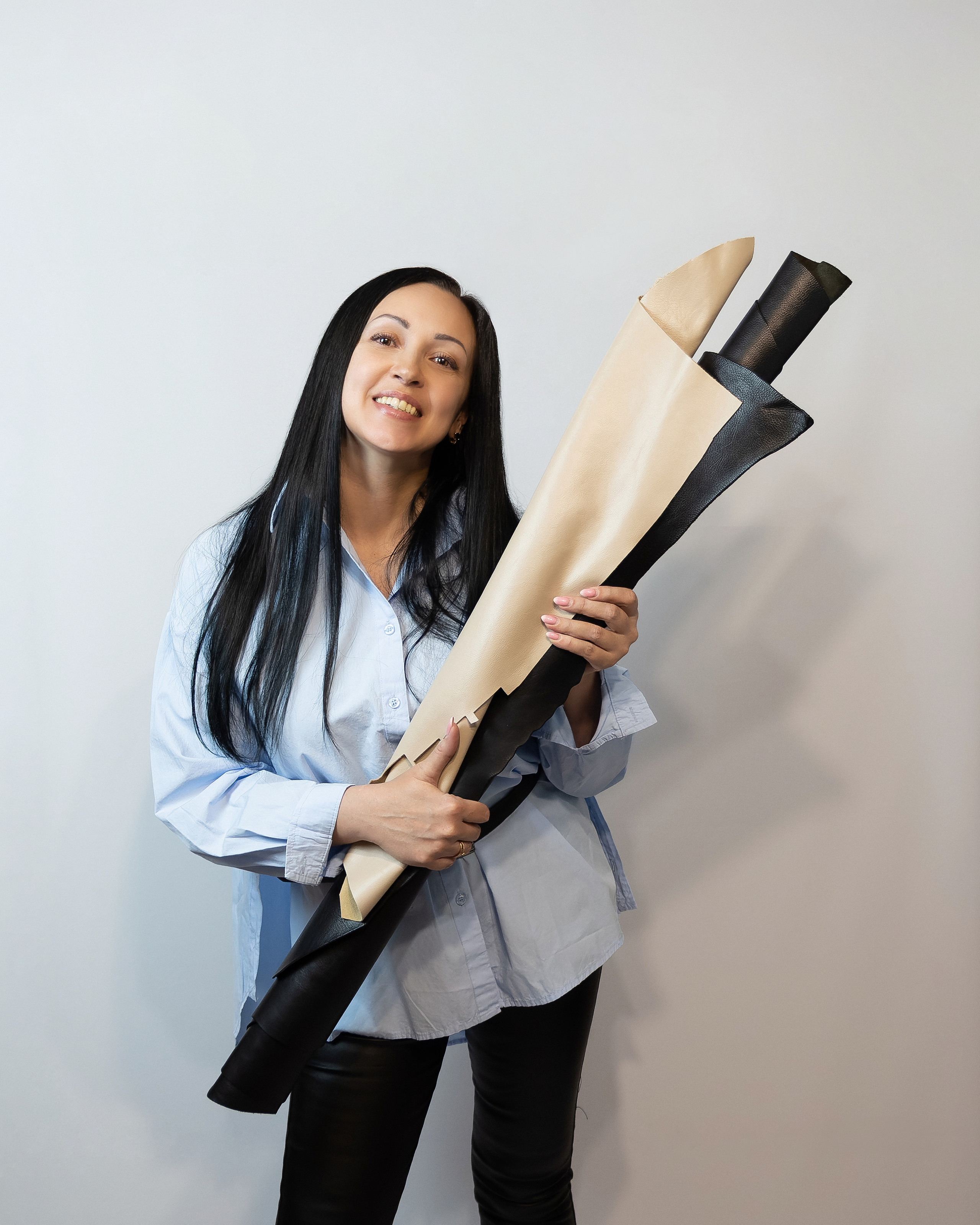 Фото девушки с кожей в руках на белом фоне