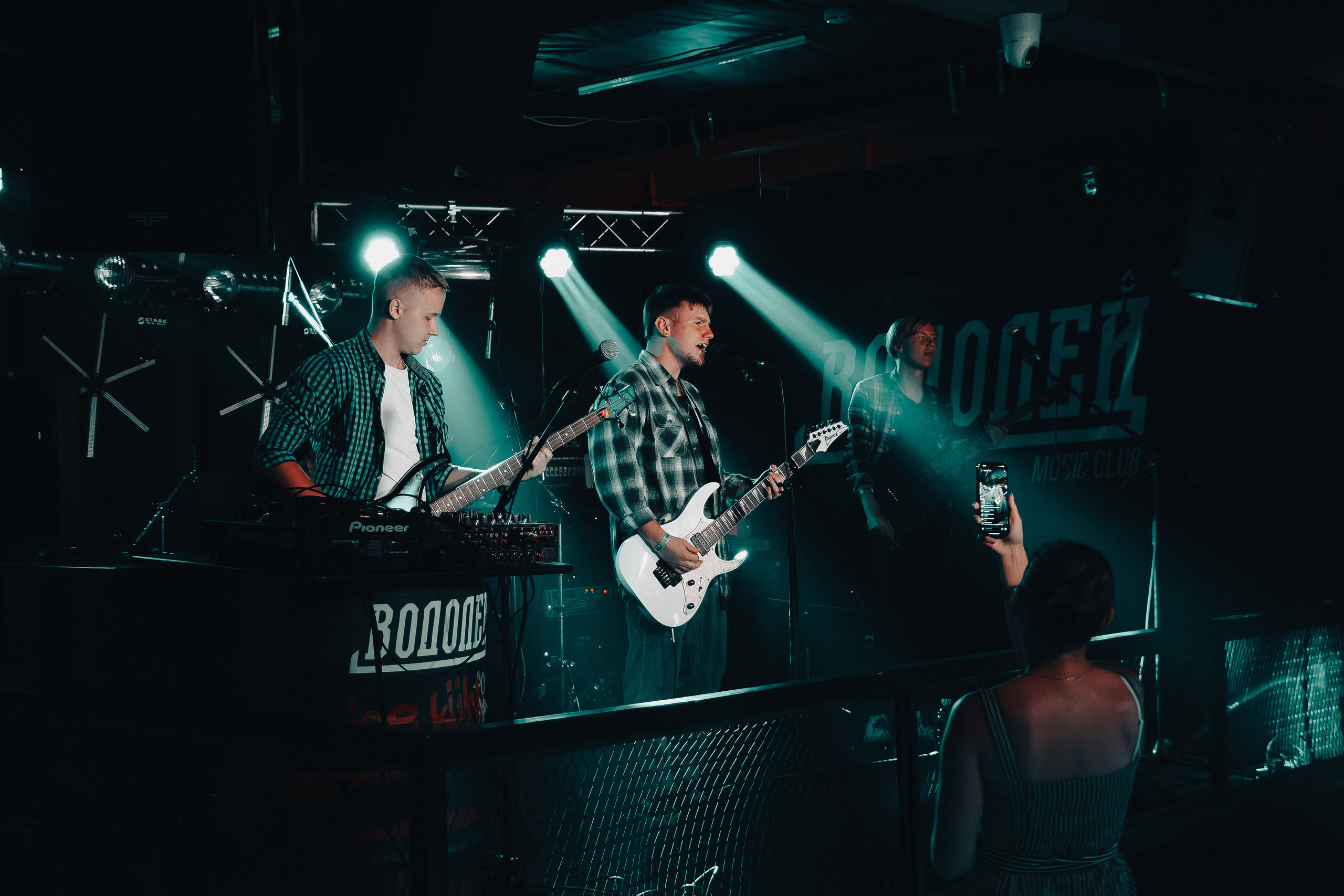 Концерт рок-группы "Эндорфины" в клубе "Водолей" в городе Владивосток