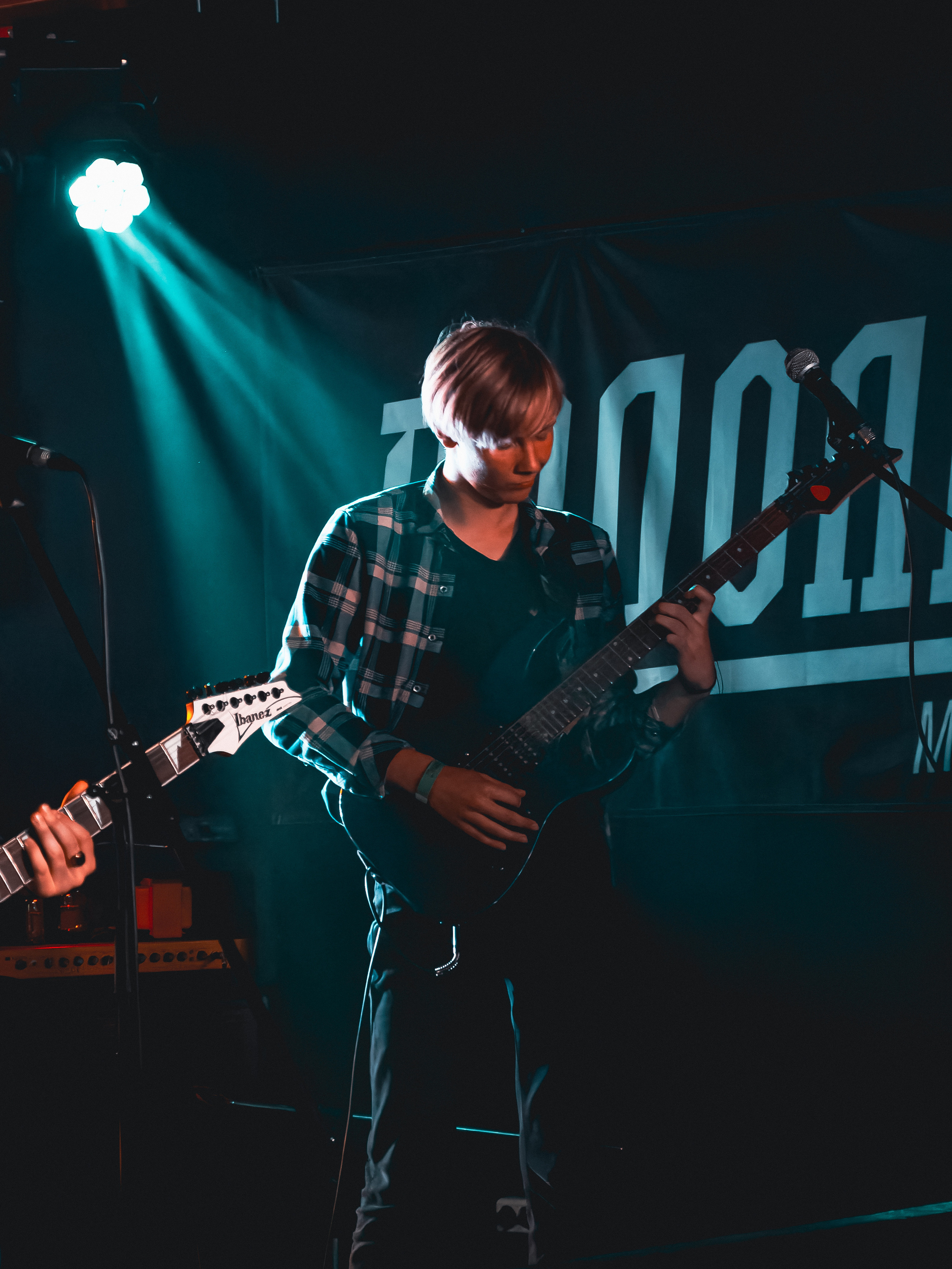 Концерт рок-группы "Эндорфины" в клубе "Водолей" в городе Владивосток