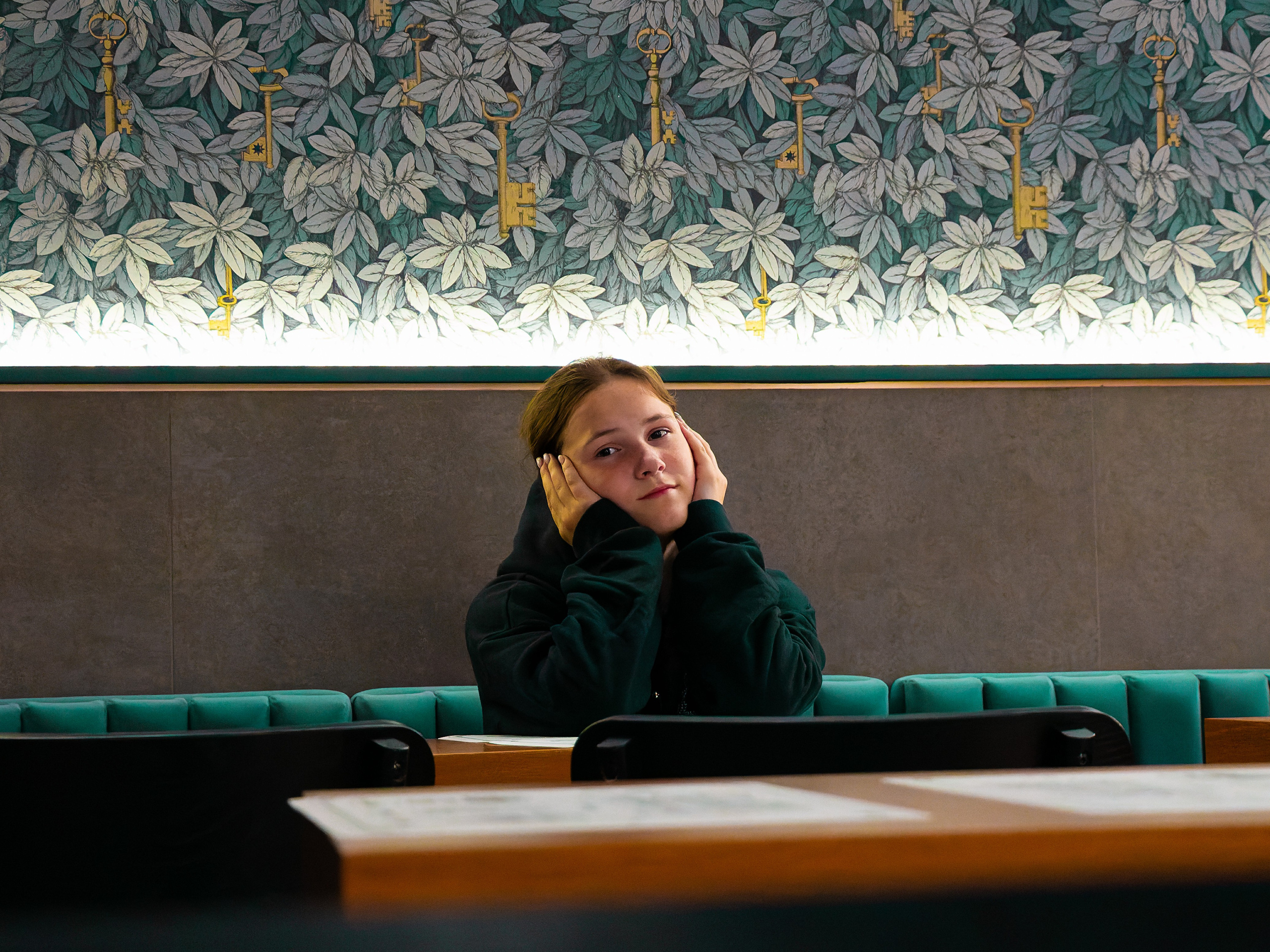 Фото девушки вечером в кафе