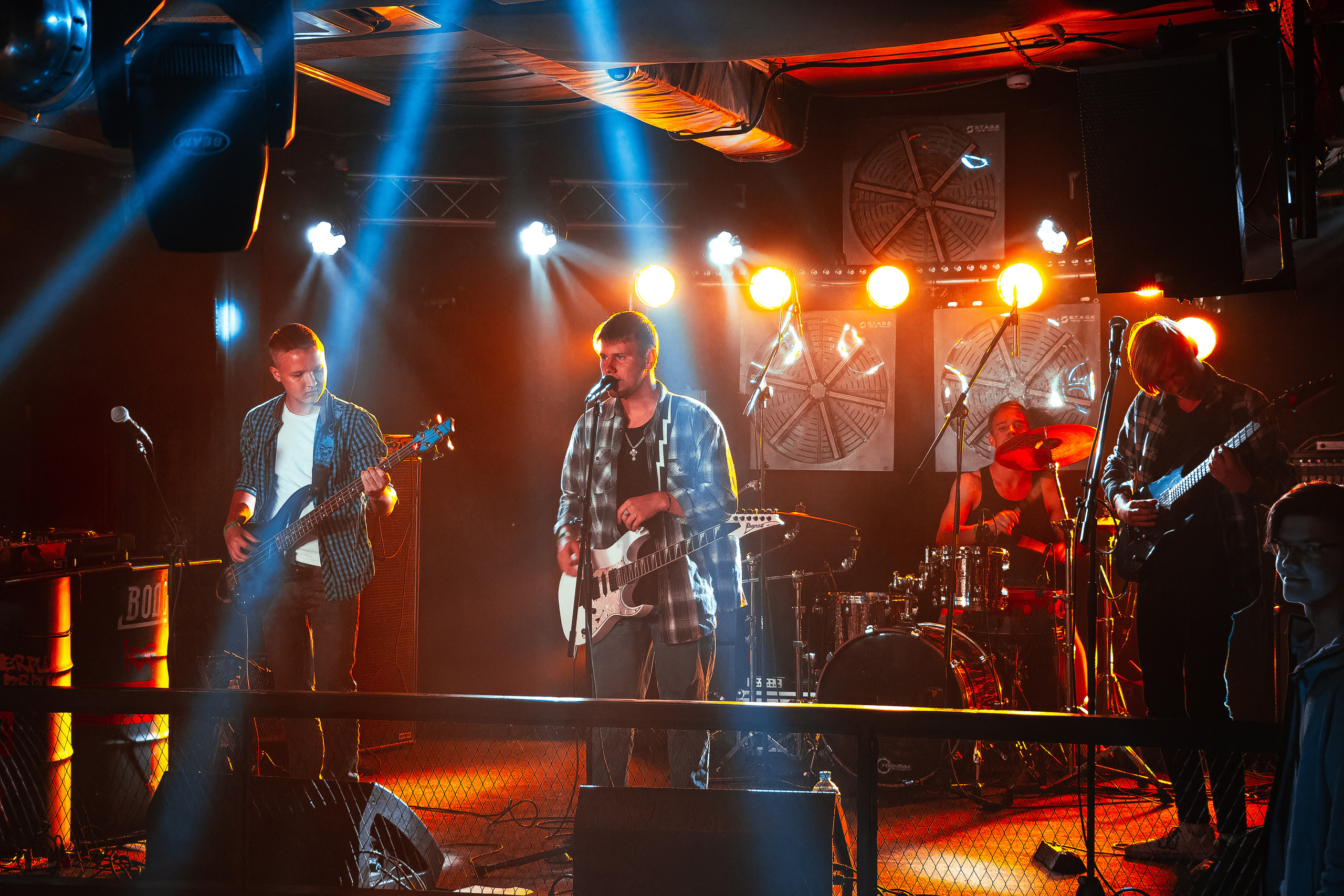 Концерт рок-группы "Эндорфины" в клубе "Водолей" в городе Владивосток