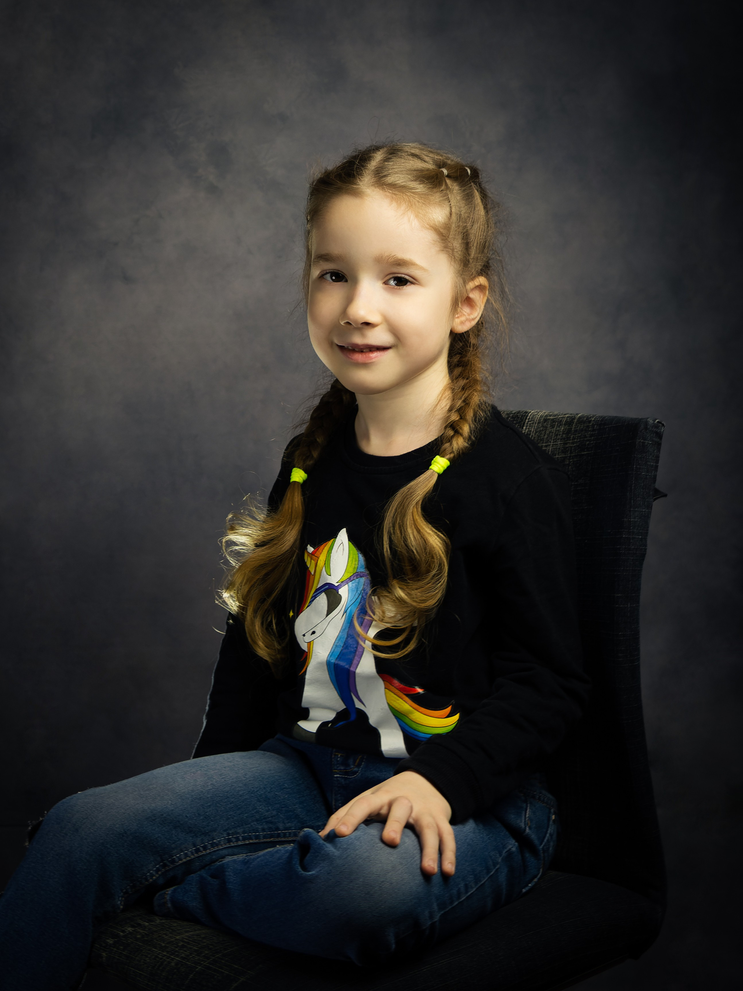 Студийный портрет девочки на сером фоне