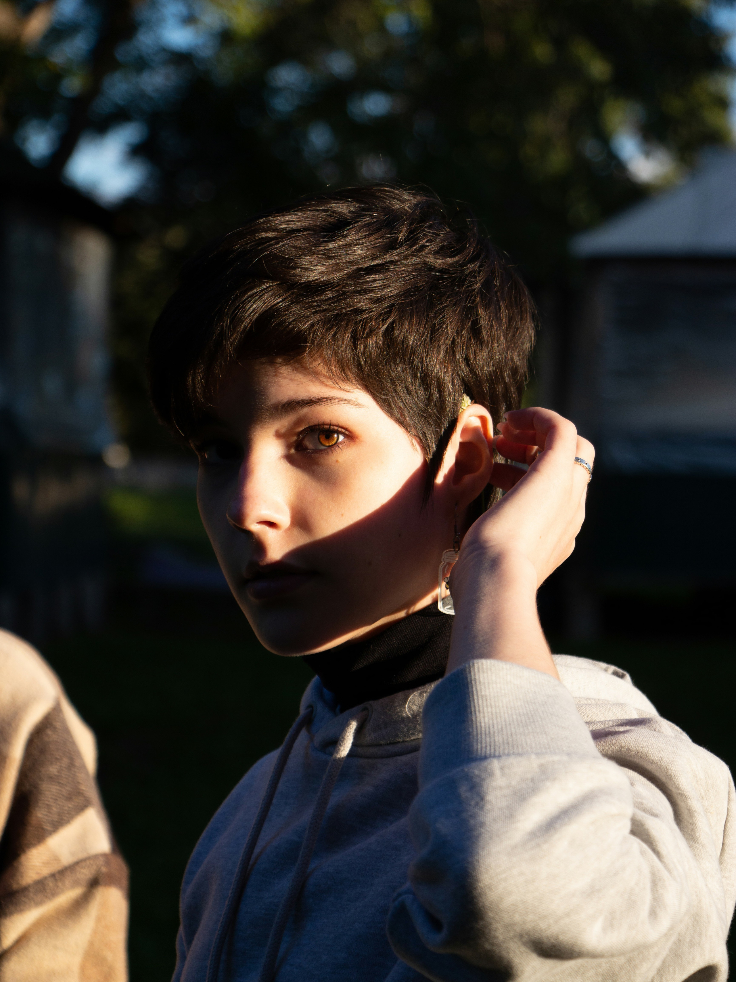 Девушка на улице в ярком солнечном свете