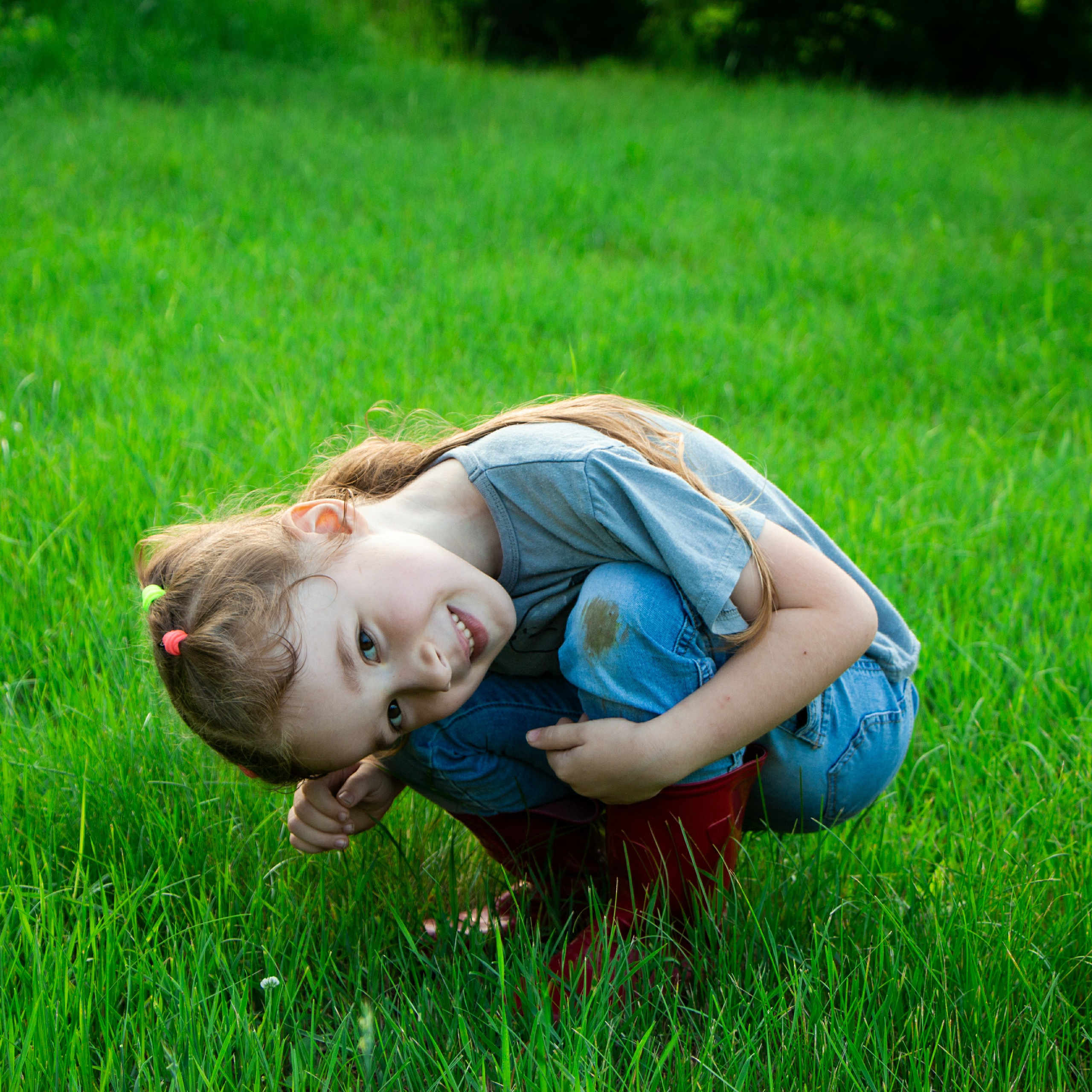 Милое яркое фото девочки на траве