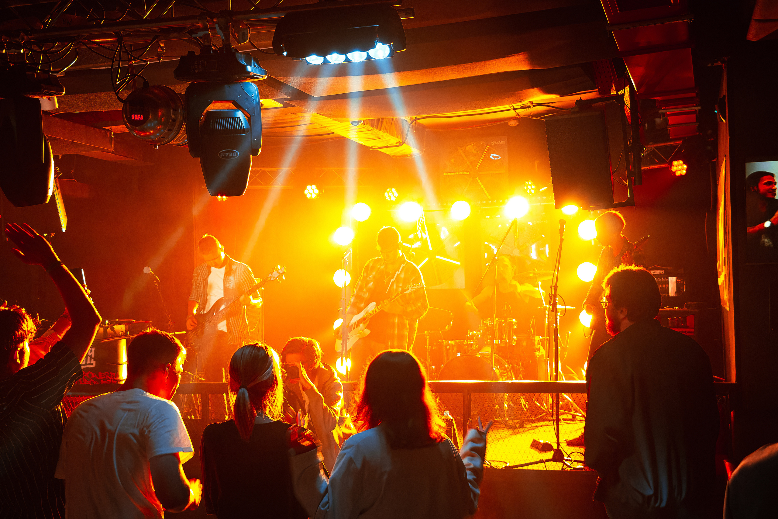 Концерт рок-группы "Эндорфины" в клубе "Водолей" в городе Владивосток