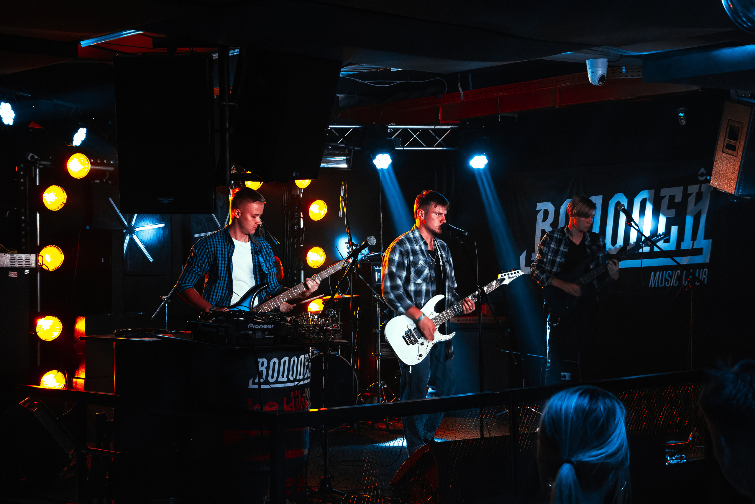 Концерт рок-группы "Эндорфины" в клубе "Водолей" в городе Владивосток