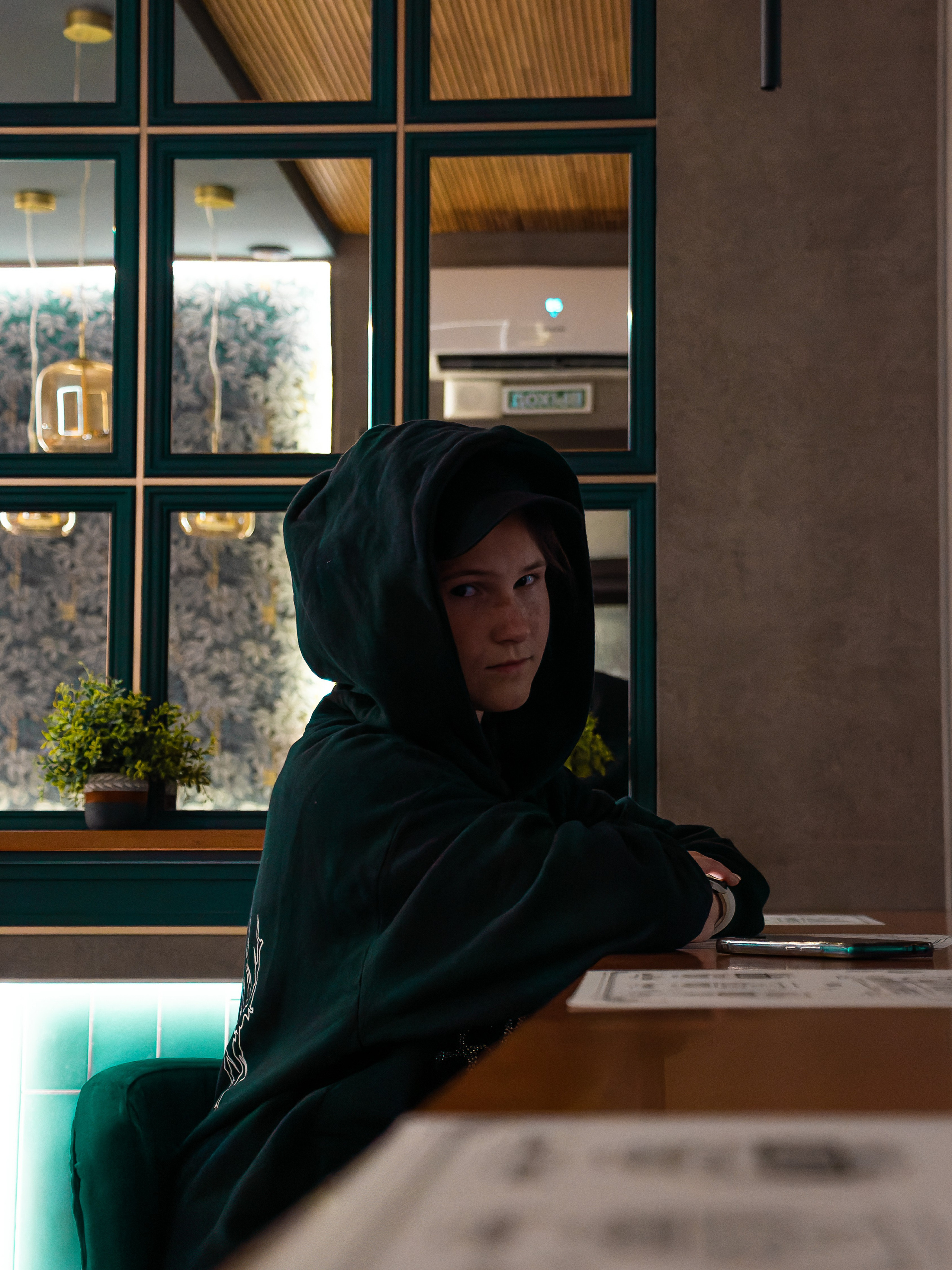 Фото девушки вечером в кафе за столом