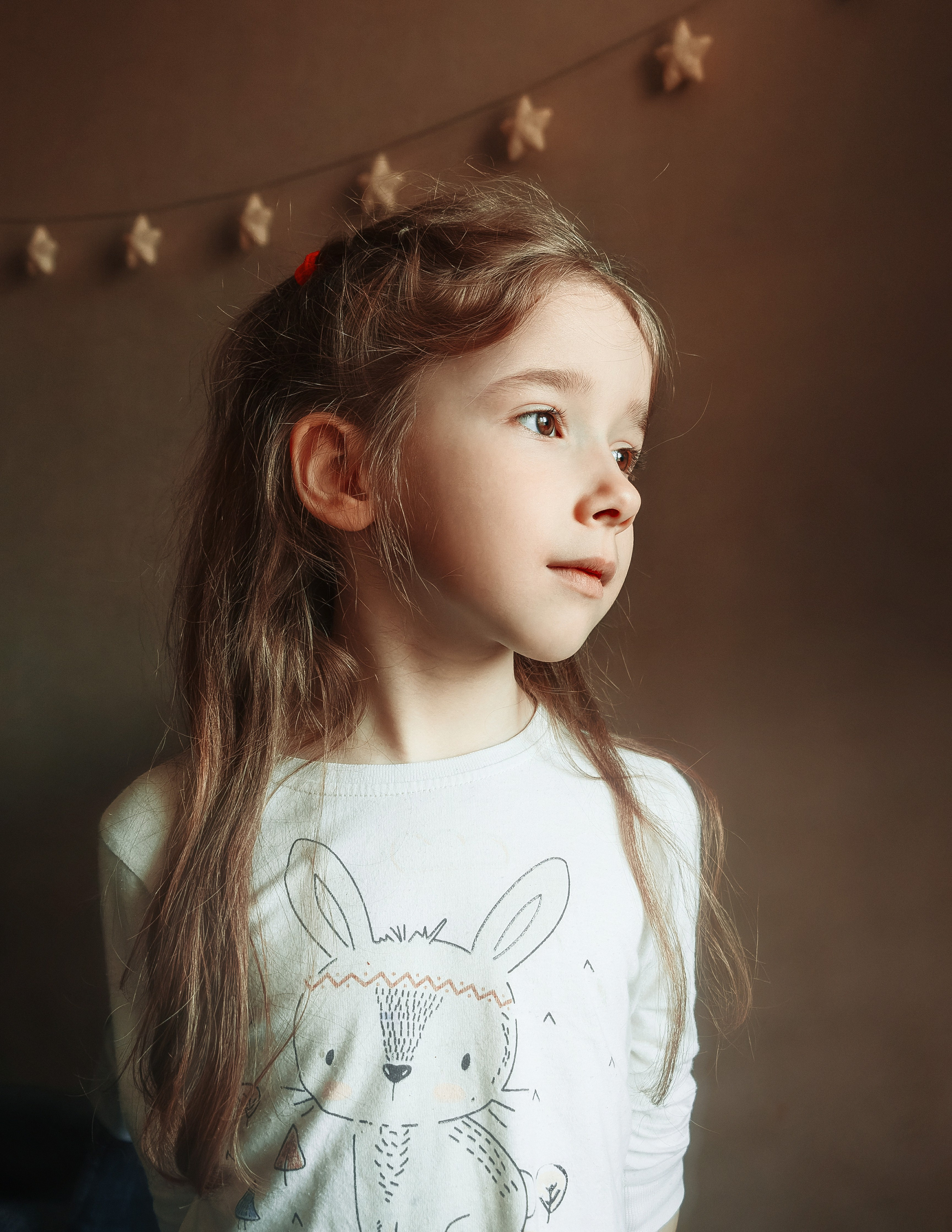 Портрет девочки в комнате в ярком мягком свете