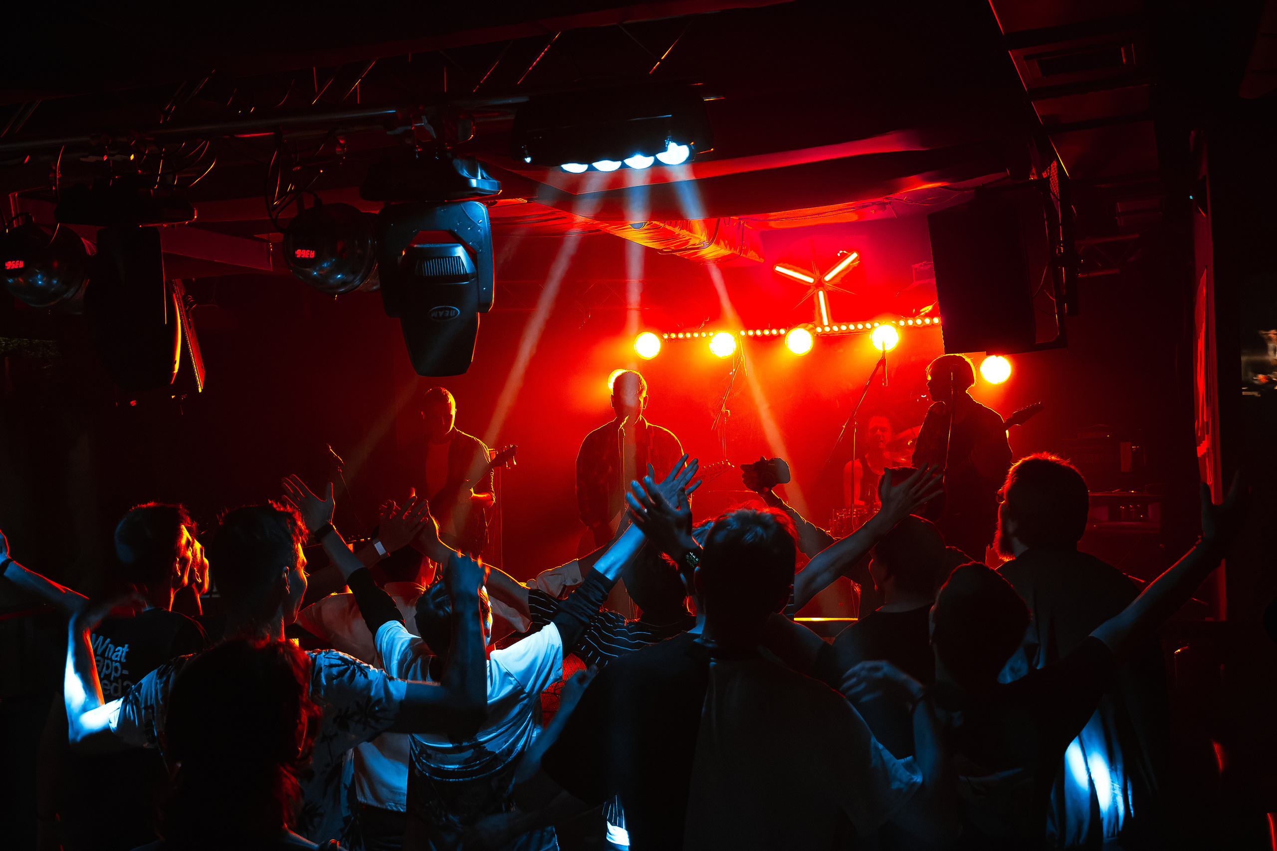 Концерт рок-группы "Эндорфины" в клубе "Водолей" в городе Владивосток