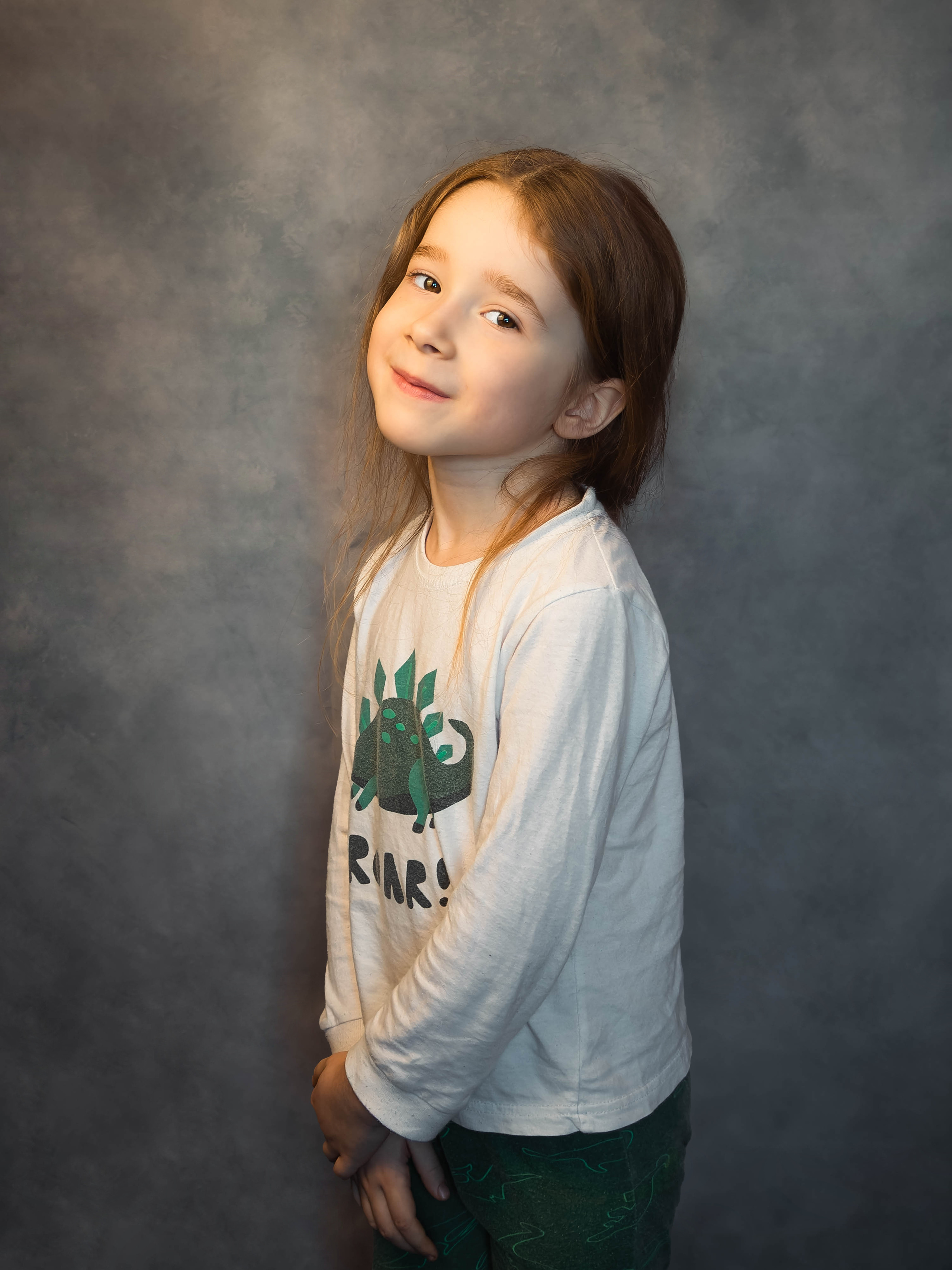 Милый студийный портрет девочки