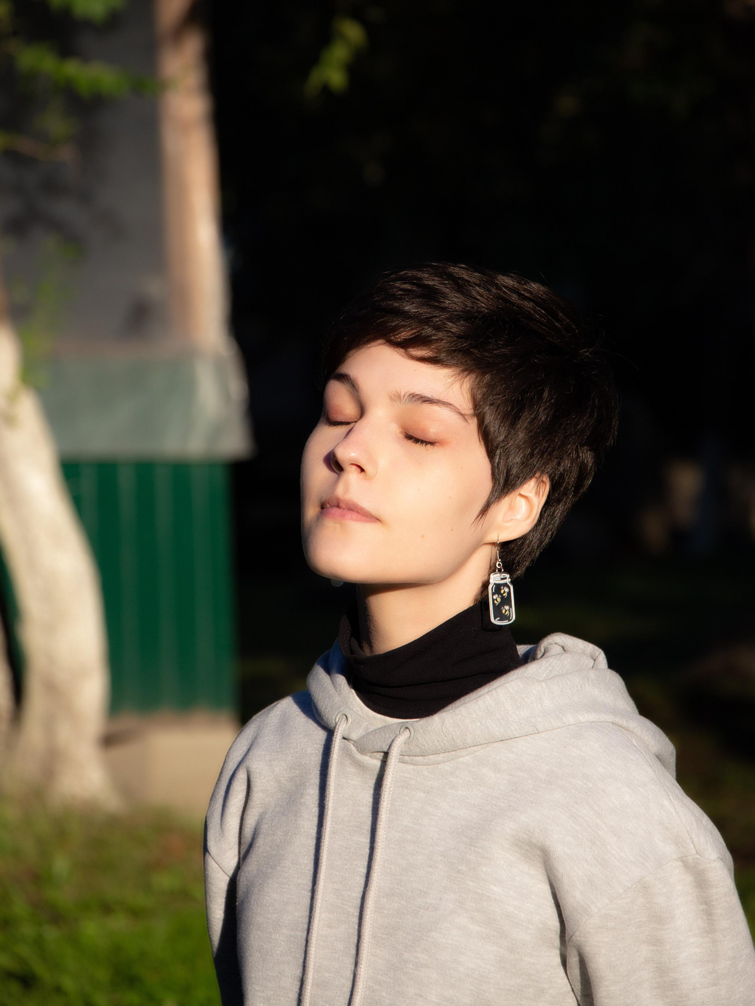 Девушка на улице в ярком солнечном свете