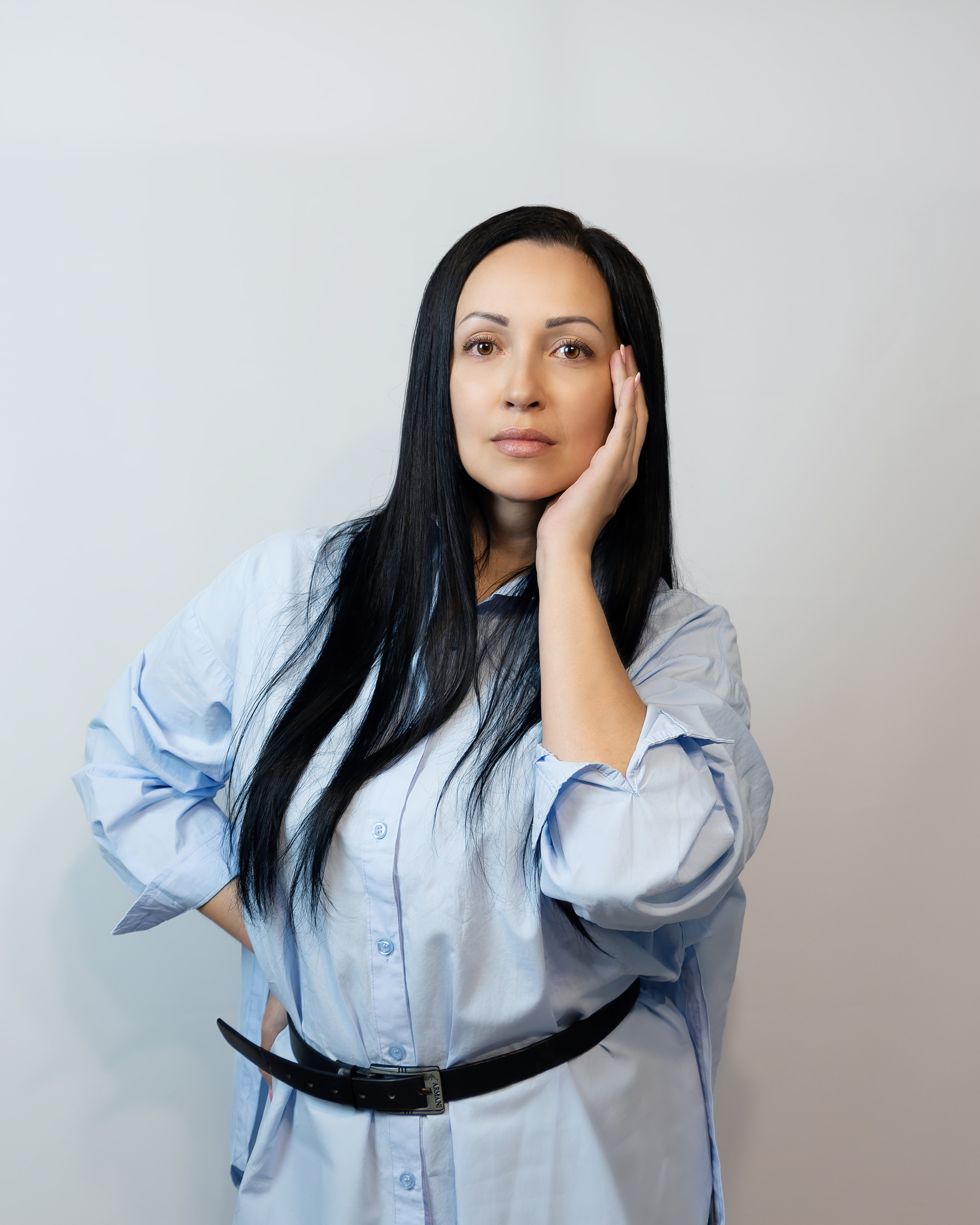 Фото девушки в голубой рубашке на белом фоне