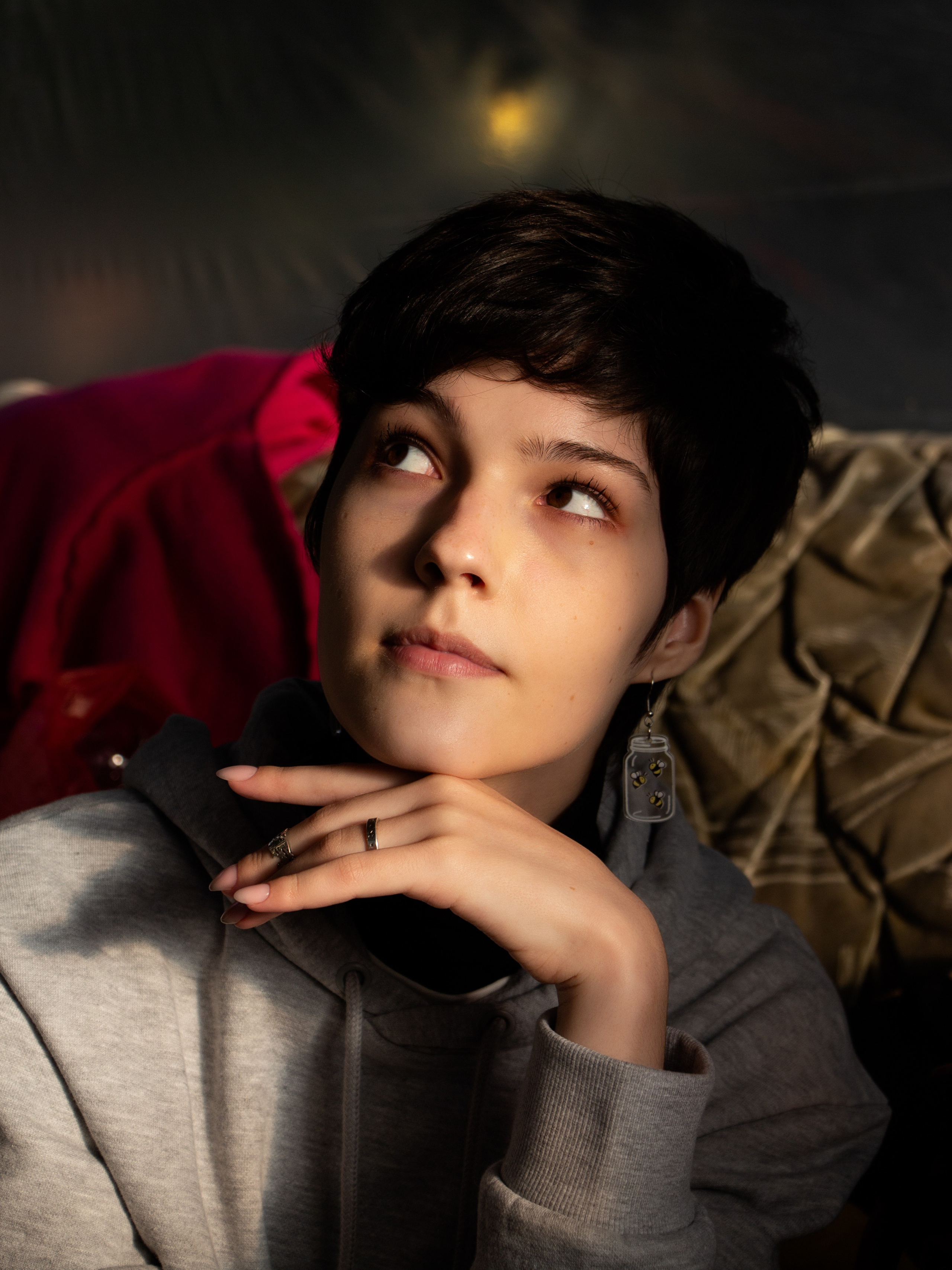 Девушка в ярком солнечном свете