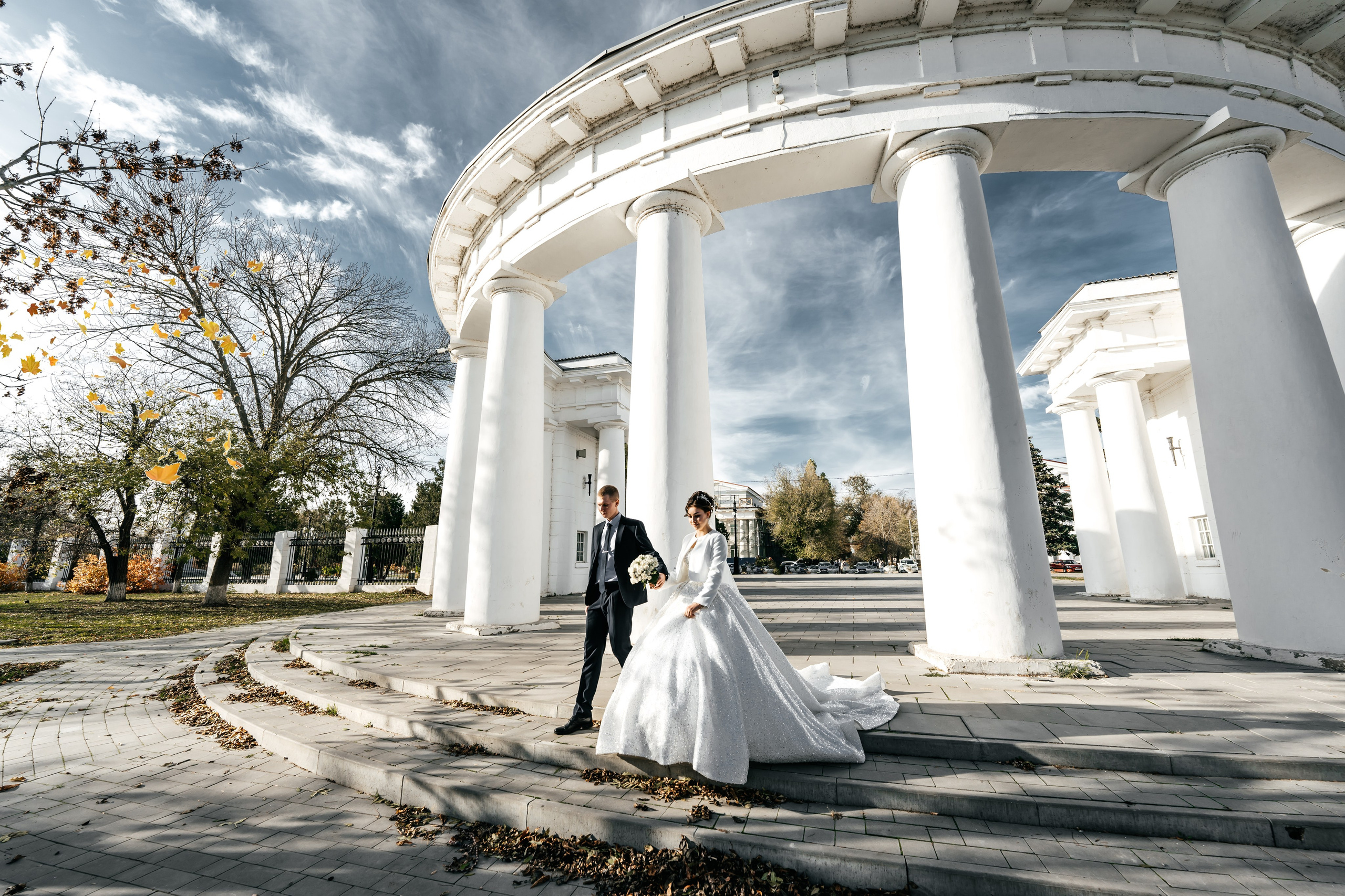 свадебная прогулка по парку жених и невеста