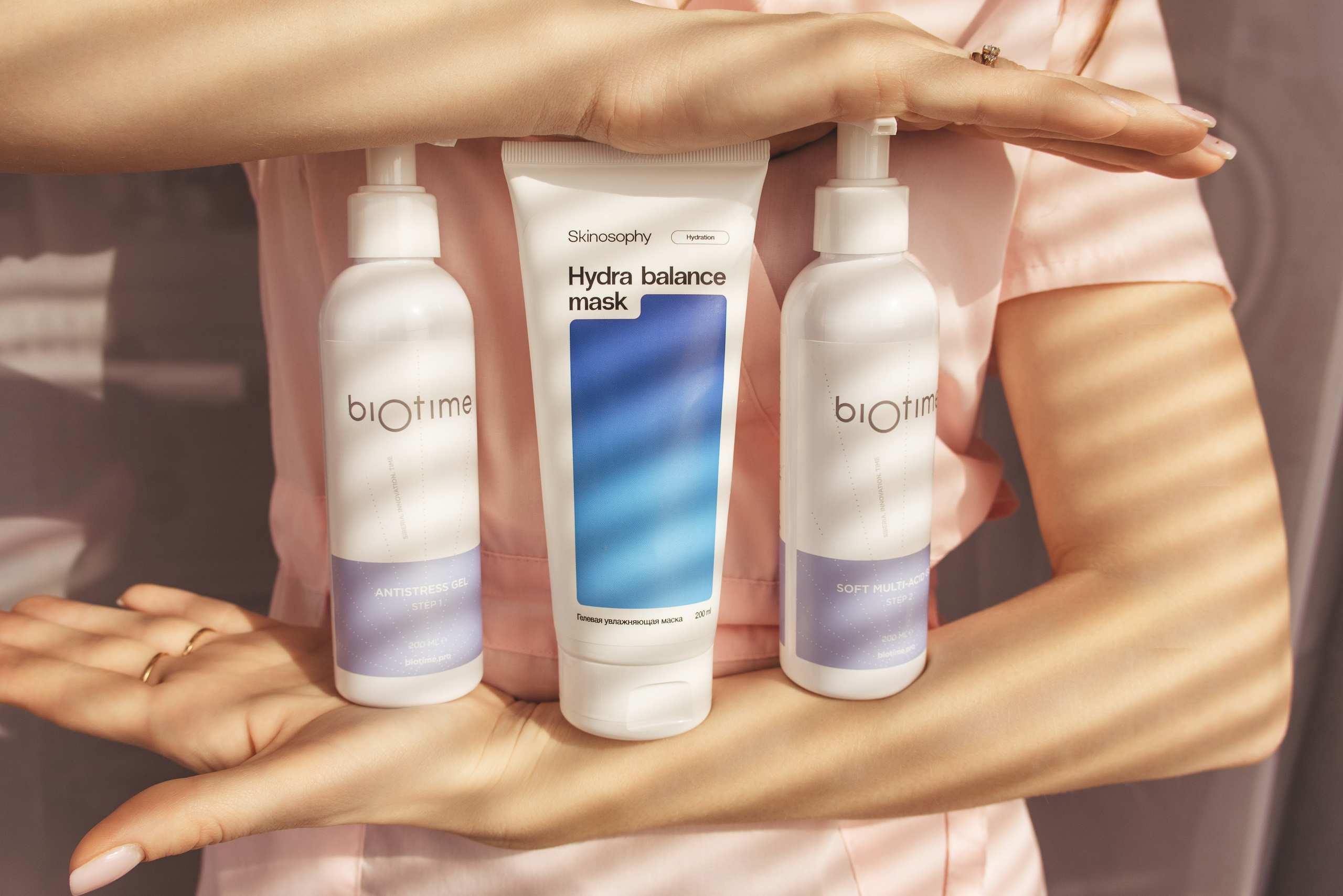 Косметолог и его продукция в руках, крупный план - Курск