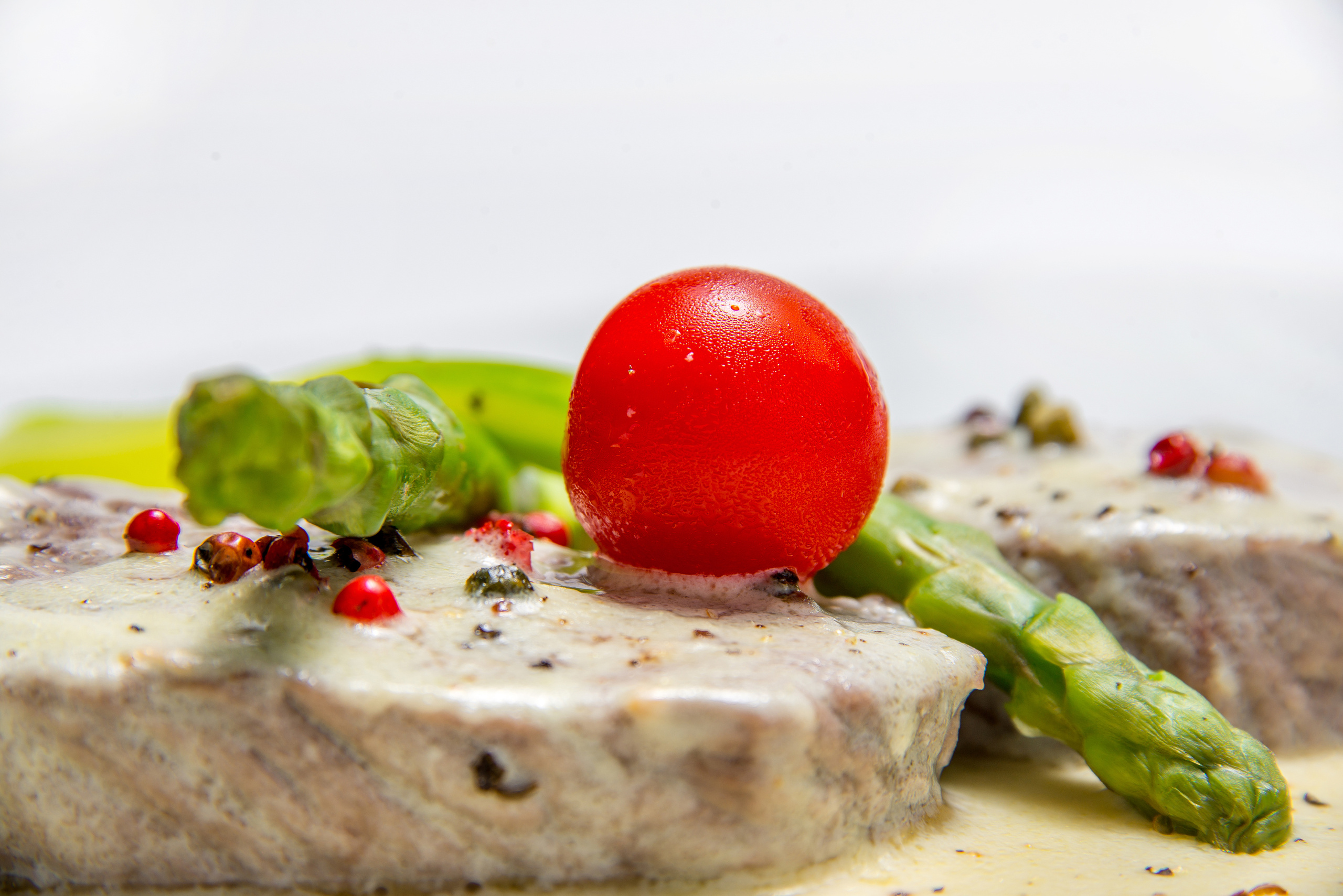 Фотосъемка осовных блюд на белом фоне для меню и сайта ресторана "Tre Gioje". Фотограф интерьеров Фотосъемка рекламы в Ялте и по Крыму