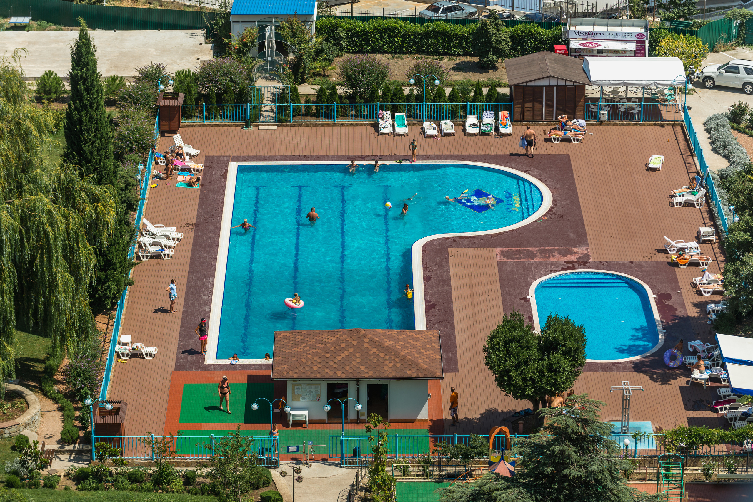 Фотосессия корпусов и территории жилого комплекса "Ришелье Шато" в Гурзуфе. Фотограф интерьеров Фотосъемка рекламы в Ялте и по Крыму