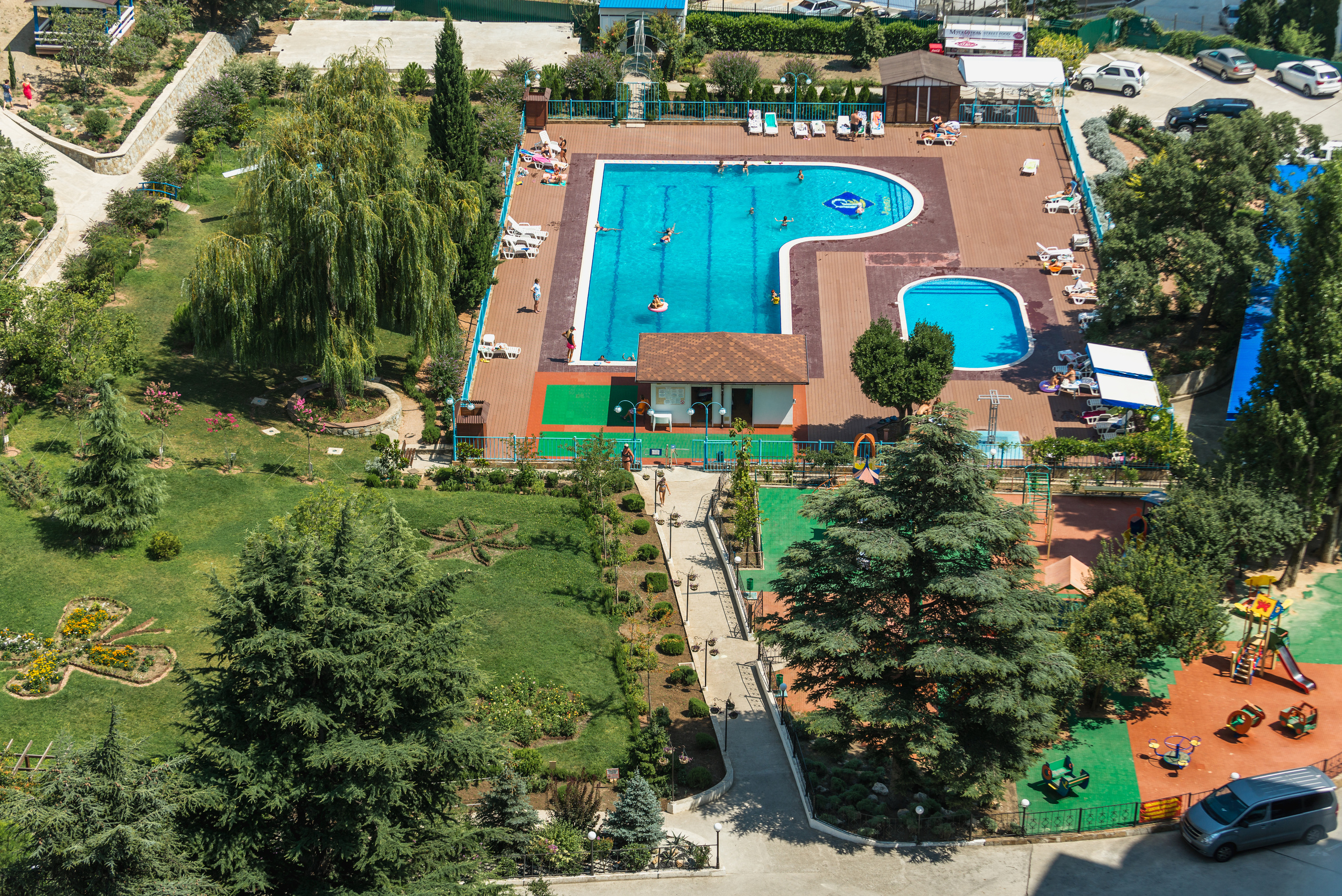 Фотосессия корпусов и территории жилого комплекса "Ришелье Шато" в Гурзуфе. Фотограф интерьеров Фотосъемка рекламы в Ялте и по Крыму