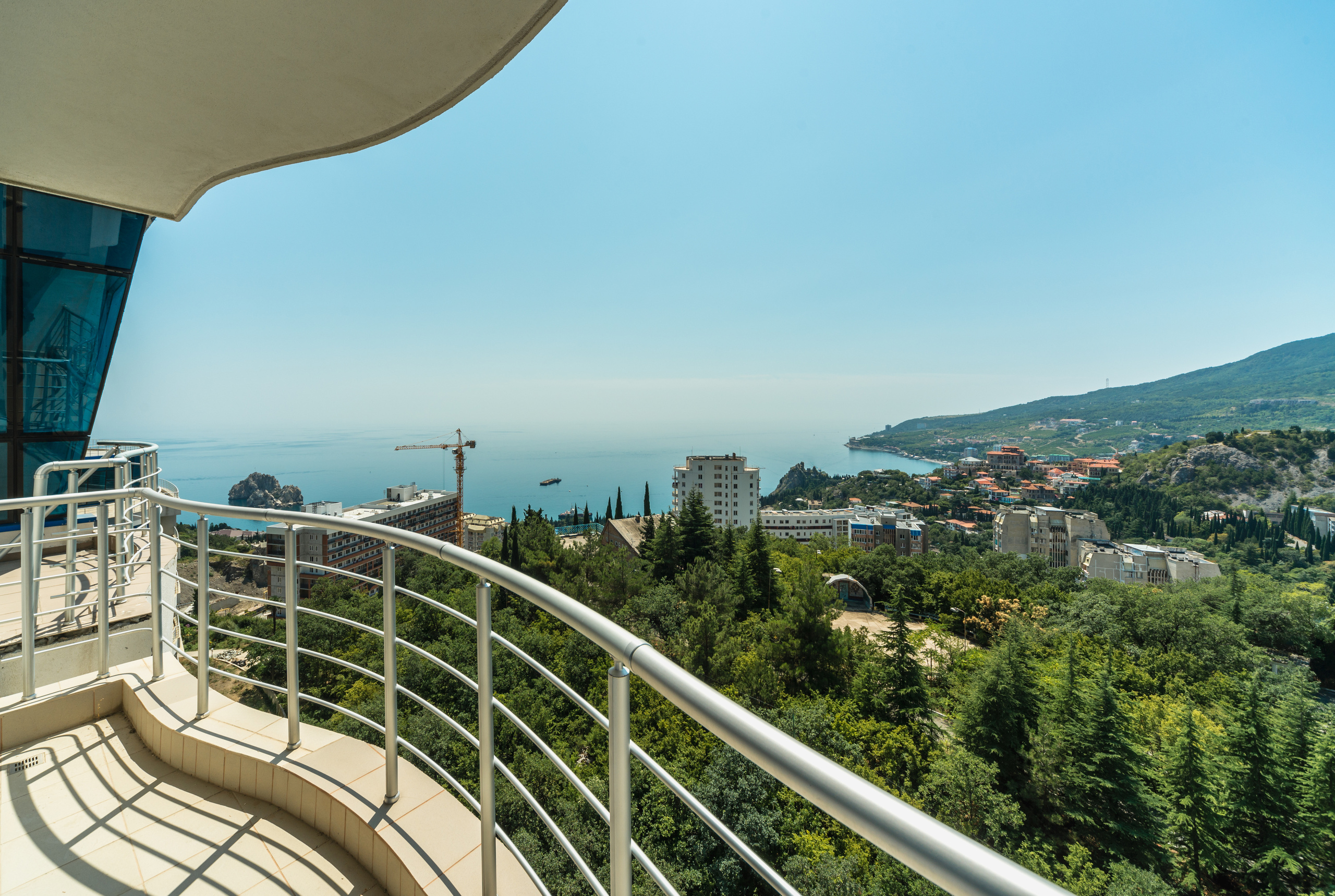 Фотосессия корпусов и территории жилого комплекса "Ришелье Шато" в Гурзуфе. Фотограф интерьеров Фотосъемка рекламы в Ялте и по Крыму