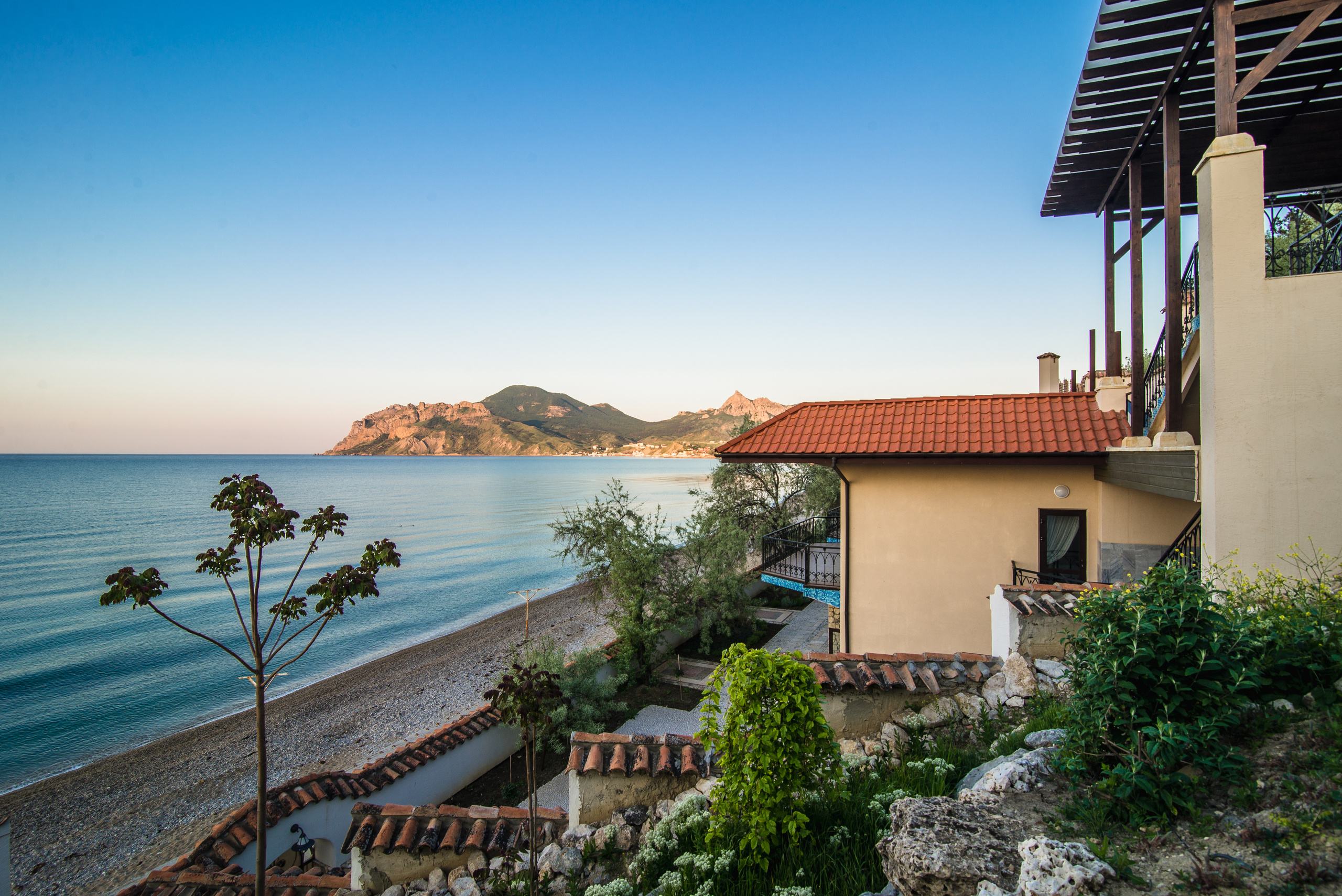 Фотосъемка дома в средиземноморском стиле у моря в Коктебеле. Фотограф интерьеров Фотосъемка рекламы в Ялте и по Крыму