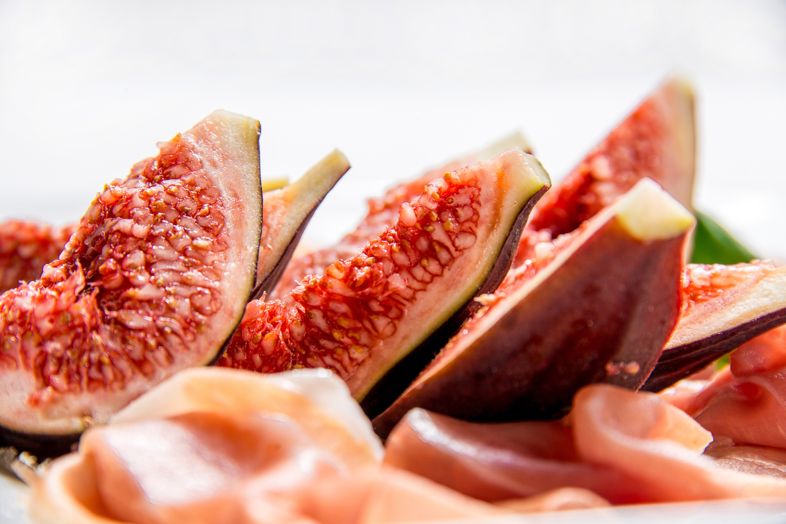 Фотосъемка осовных блюд на белом фоне для меню и сайта ресторана "Tre Gioje". Фотограф интерьеров Фотосъемка рекламы в Ялте и по Крыму