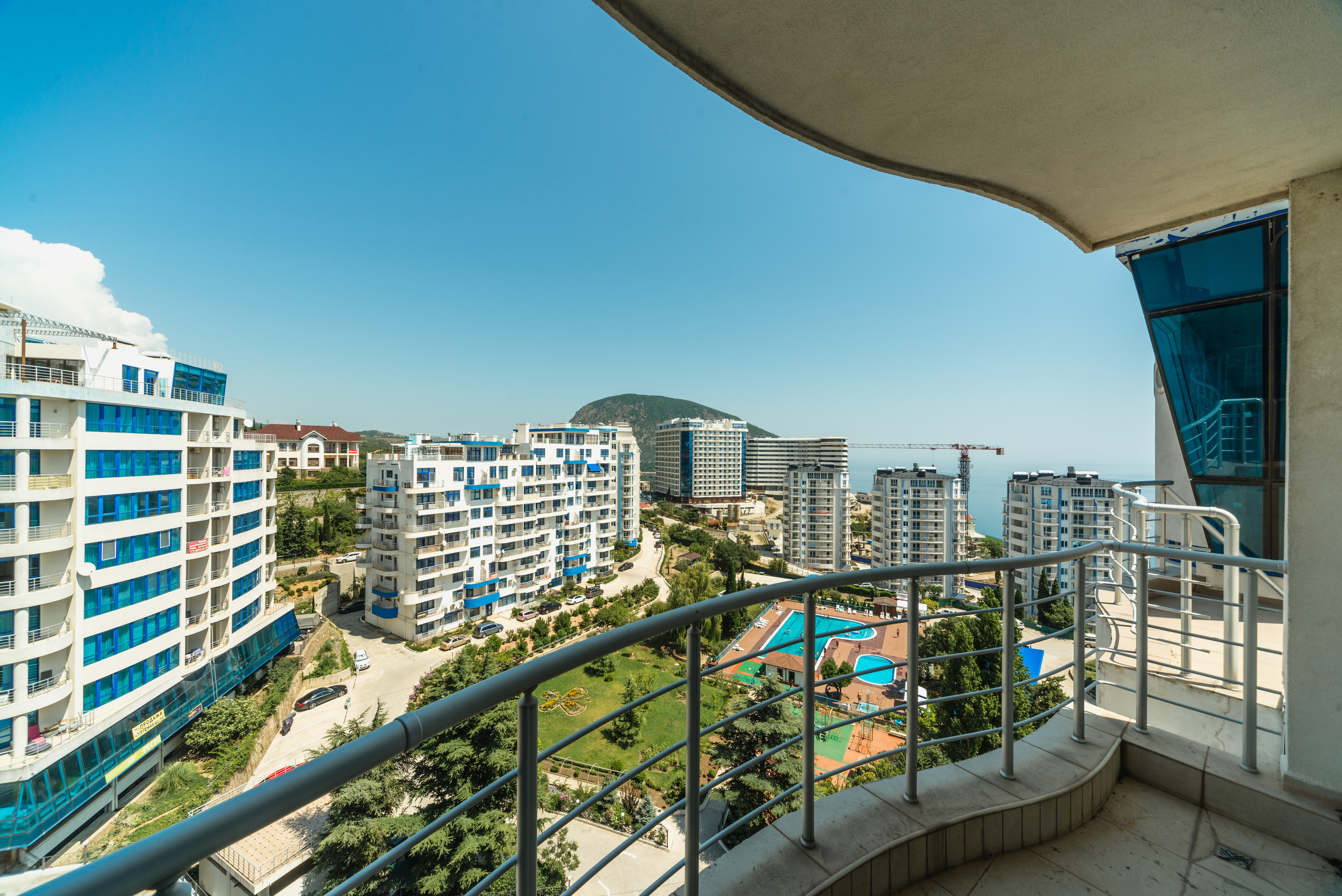 Фотосессия корпусов и территории жилого комплекса "Ришелье Шато" в Гурзуфе. Фотограф интерьеров Фотосъемка рекламы в Ялте и по Крыму