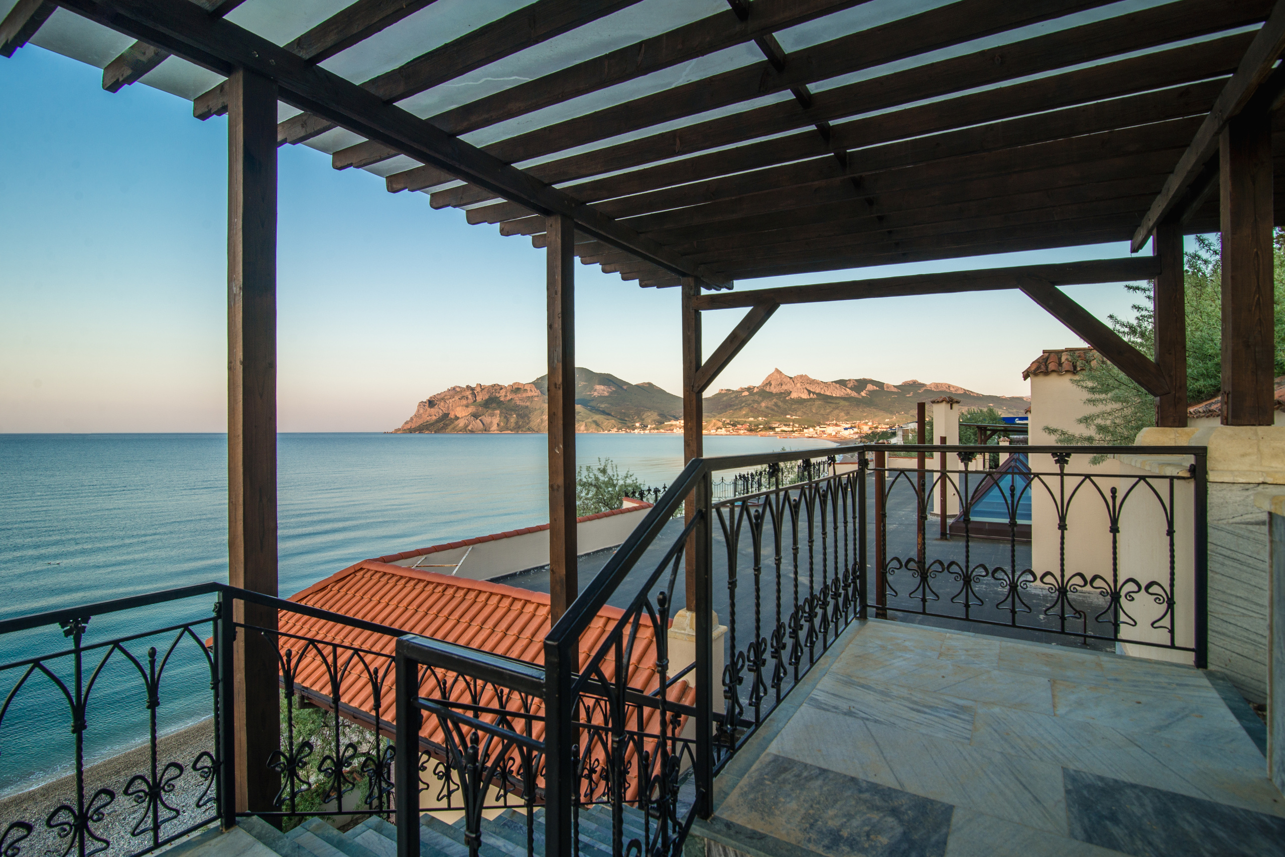 Фотосъемка дома в средиземноморском стиле у моря в Коктебеле. Фотограф интерьеров Фотосъемка рекламы в Ялте и по Крыму