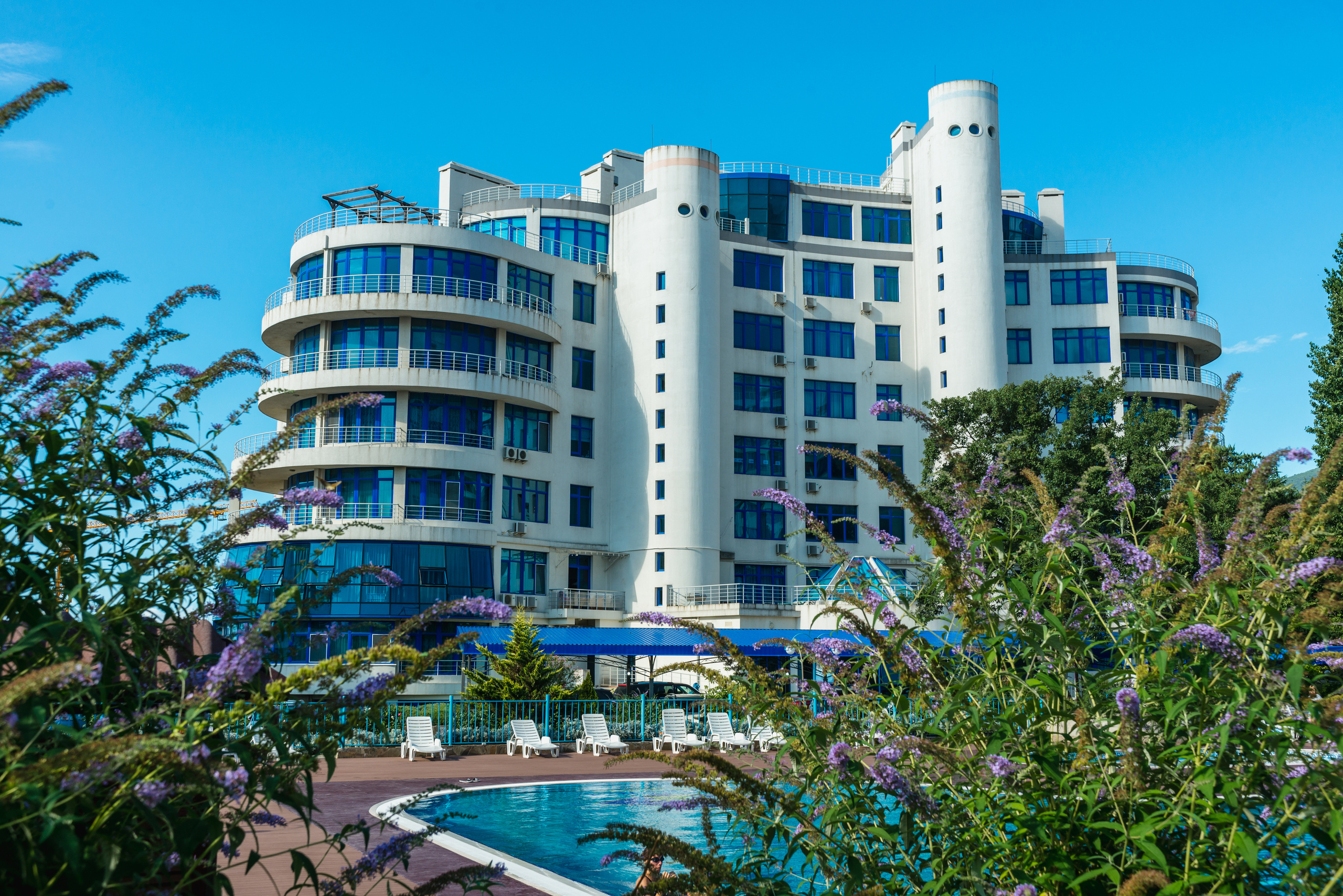 Фотосессия корпусов и территории жилого комплекса "Ришелье Шато" в Гурзуфе. Фотограф интерьеров Фотосъемка рекламы в Ялте и по Крыму