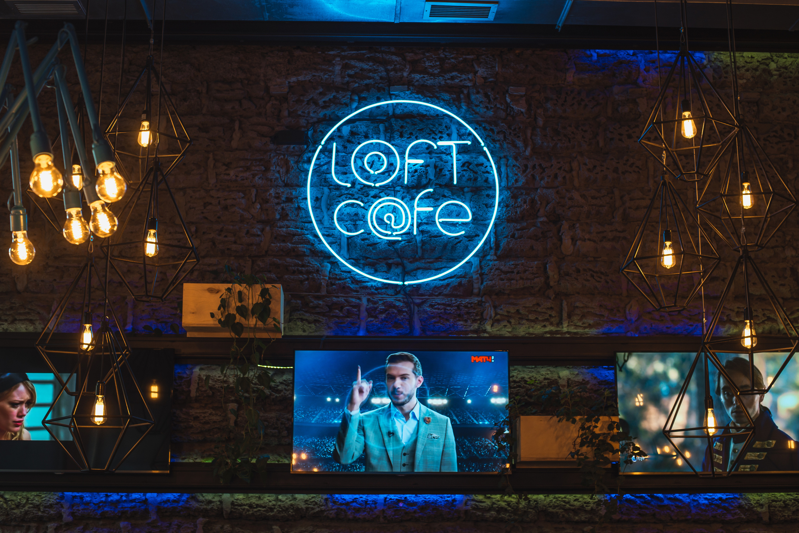 Съемка для портфолио дизайн-бюро ATMOSFERA - кафе "LOFT" в Ялте. Фотограф интерьеров Фотосъемка рекламы в Ялте и по Крыму