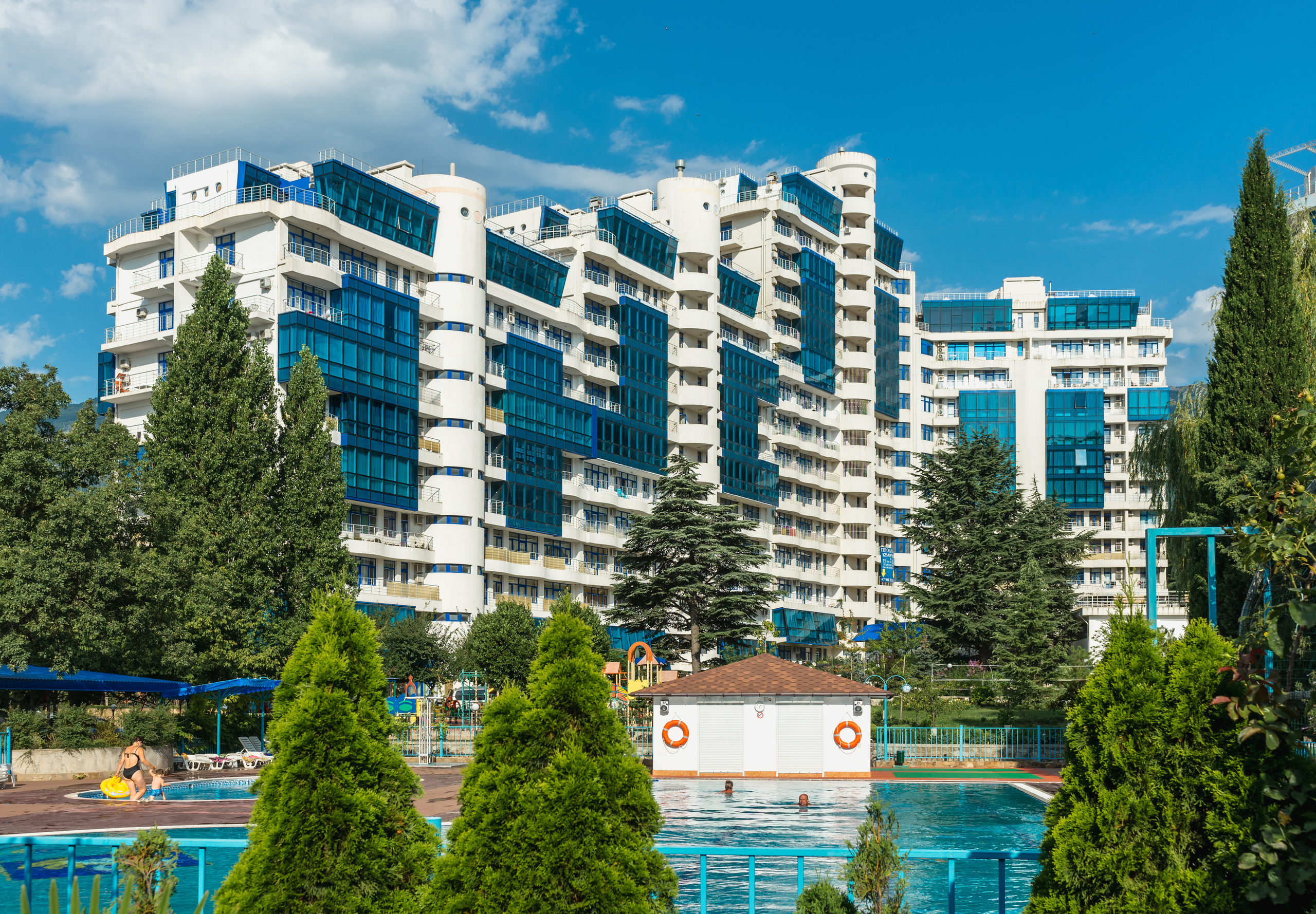 Фотосессия корпусов и территории жилого комплекса "Ришелье Шато" в Гурзуфе. Фотограф интерьеров Фотосъемка рекламы в Ялте и по Крыму