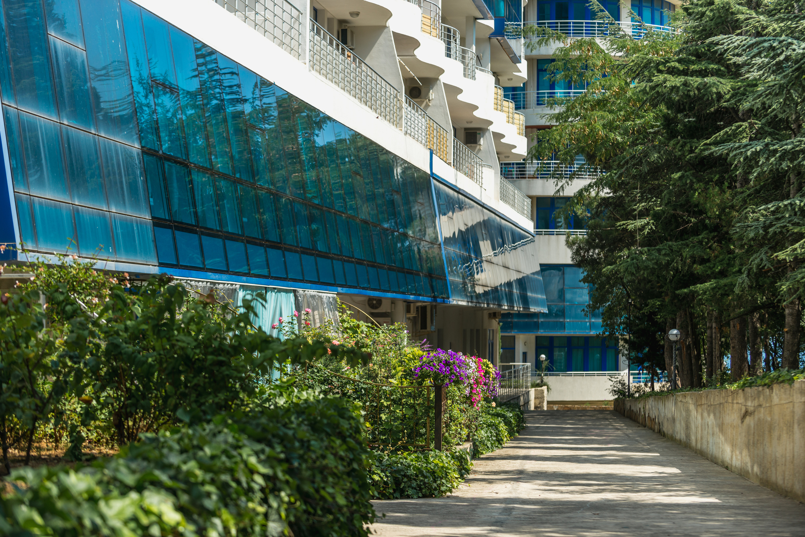 Фотосессия корпусов и территории жилого комплекса "Ришелье Шато" в Гурзуфе. Фотограф интерьеров Фотосъемка рекламы в Ялте и по Крыму