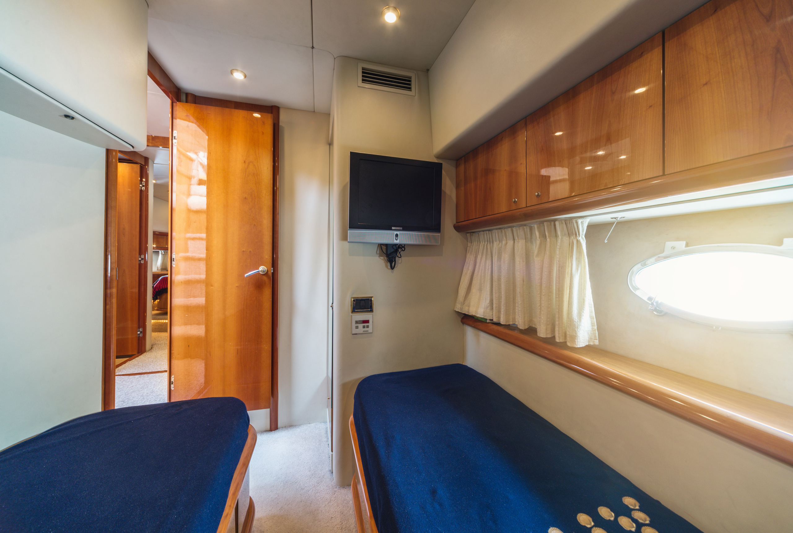 Фотосъемка яхты для рекламного буклета и сайта. Фотограф интерьеров Фотосъемка рекламы в Ялте и по Крыму