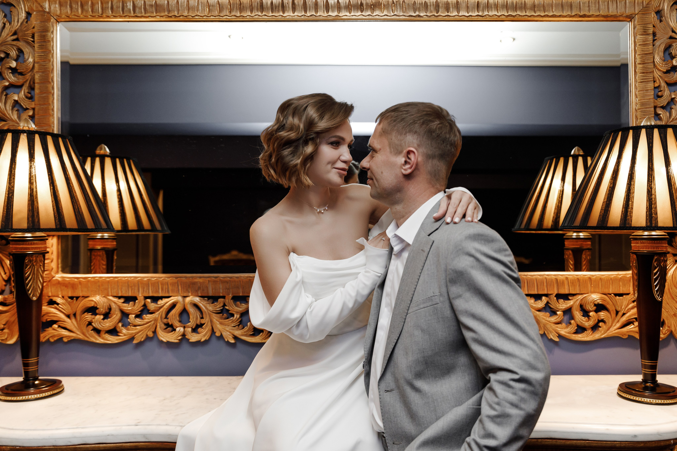 Портрет жениха и невесты в красивом интерьере.