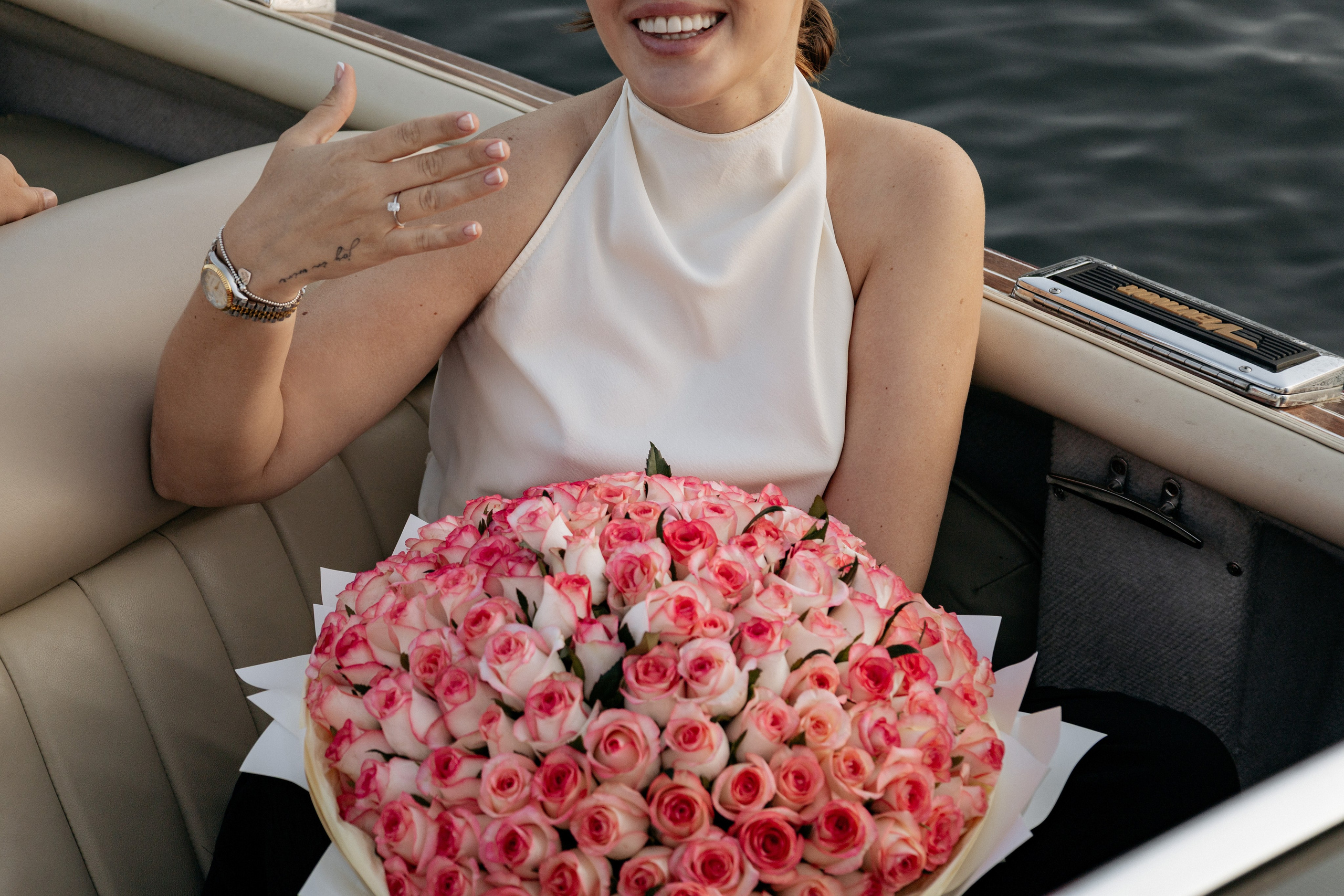 Рука на борту: крупный план с фоном из воды