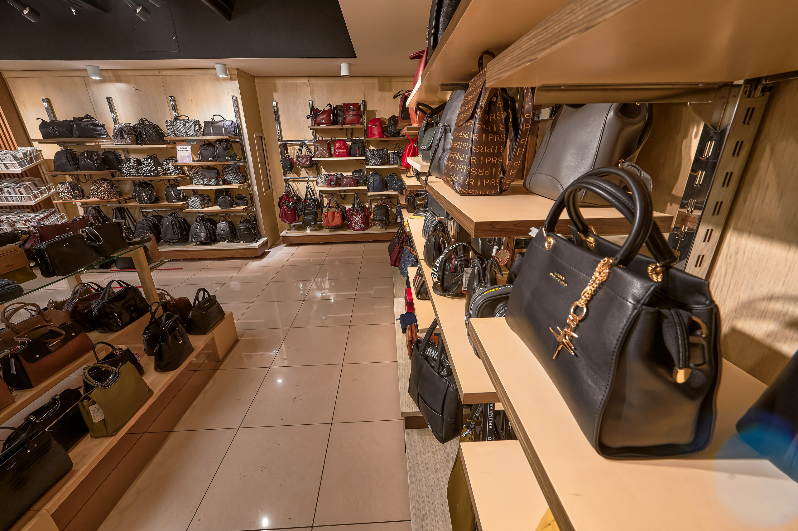 Портфолио по интерьерной и экстерьерной фотосъёмки: Мир сумок — Левый берег. Фотограф Яковлев Роман — Красноярск