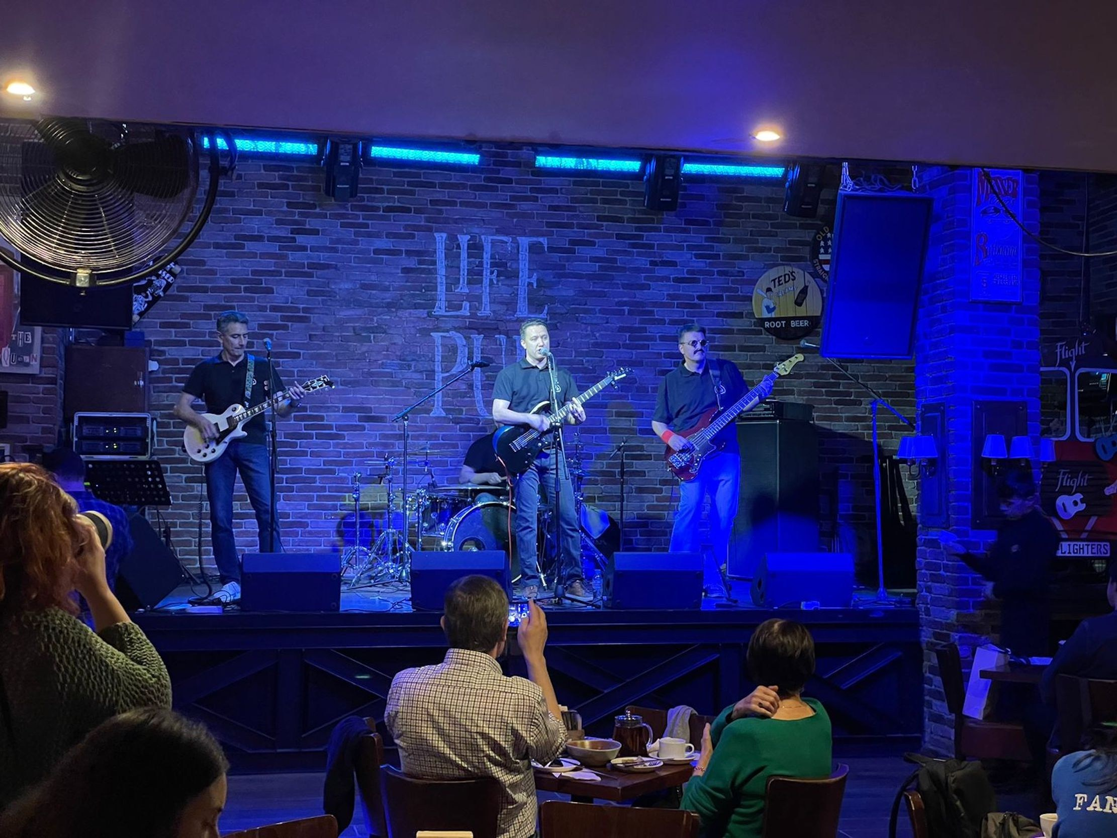 LifePub 29.03.2023. Московская кавер-группа BankBand