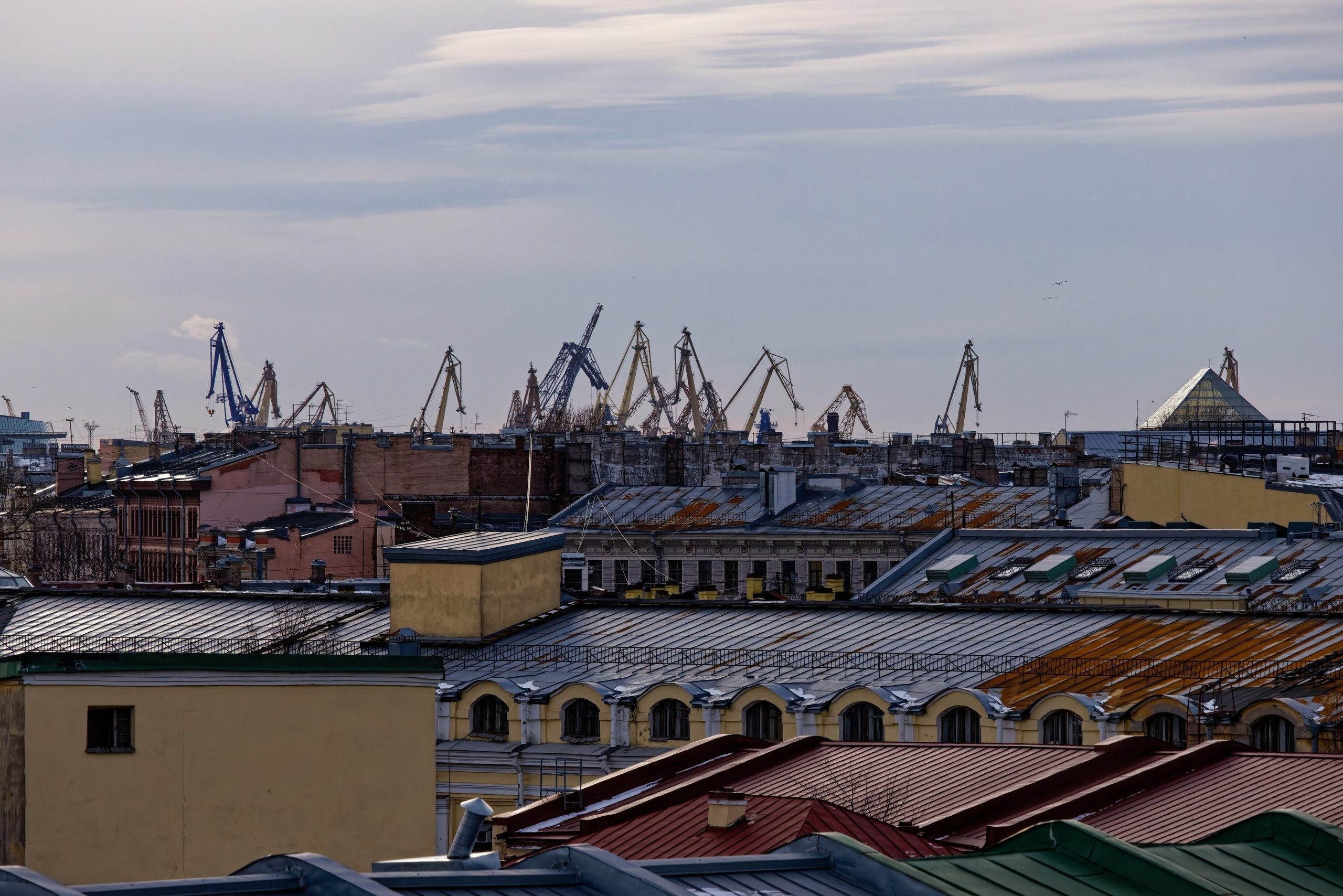 Вид со смотровой площадки музея Карла Буллы на крыши центрального района и порт Санкт-Петербурга