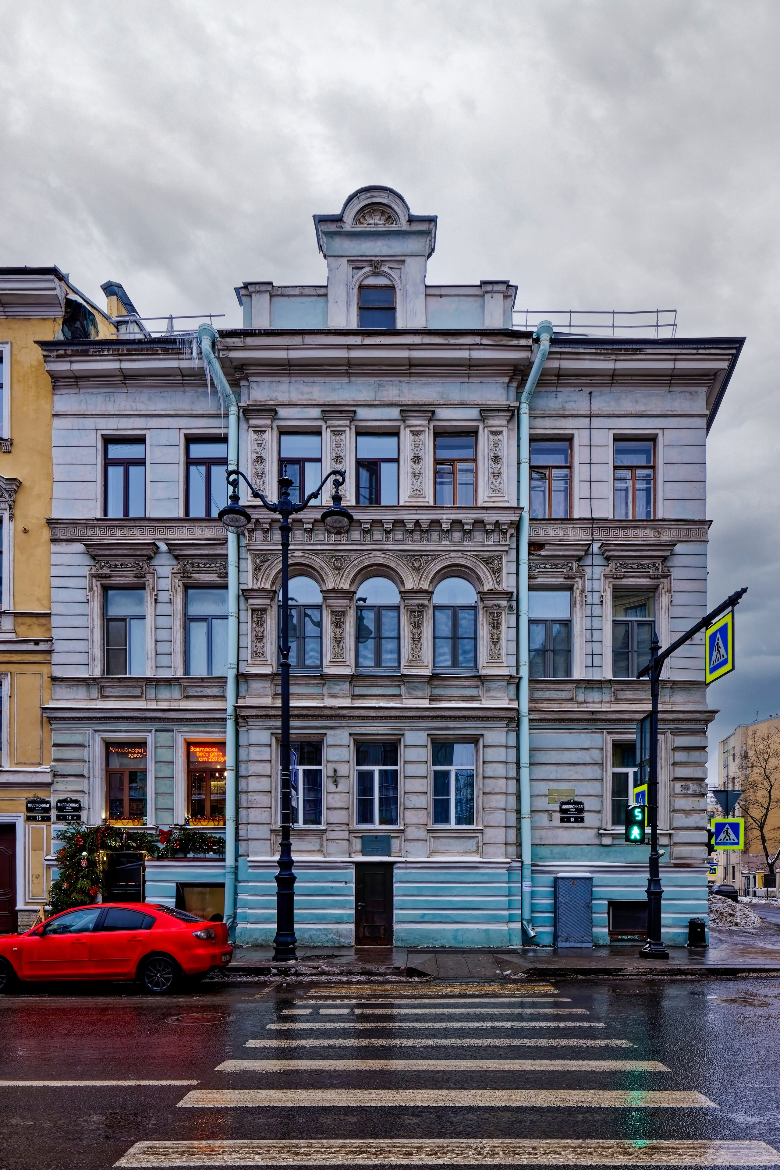 Санкт-Петербург, улица Миллионная, дом 18 (набережная реки Мойки, дом 17, Мошков переулок, дом 8). Дом баронессы Эмилии Августовны Майдель. 1882 (1902) год. Архитектор Александр Васильевич Иванов.