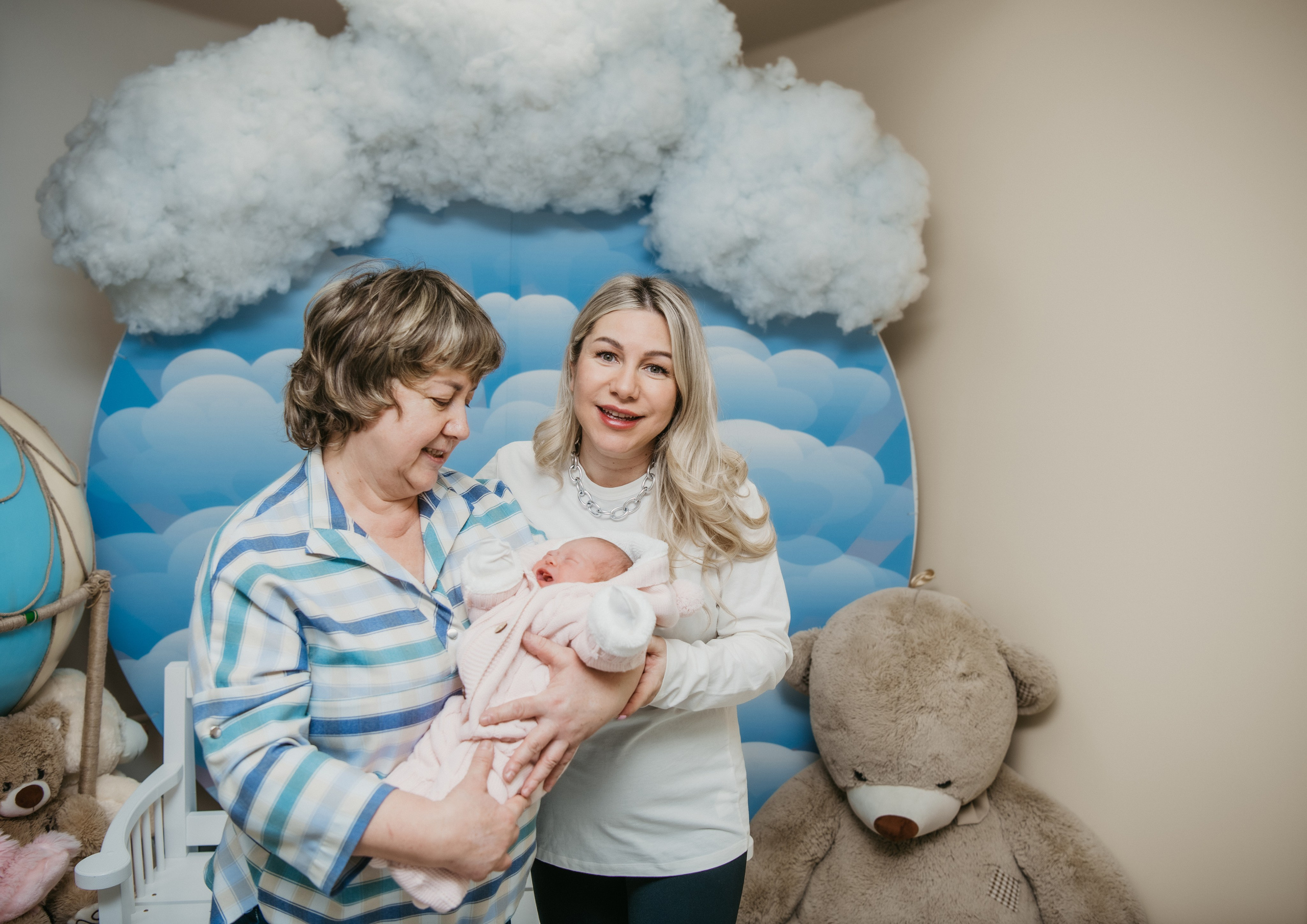 Выписка малышки. Мать и дитя на Севастопольском. Фотограф на выписку из роддома в Москве и МО