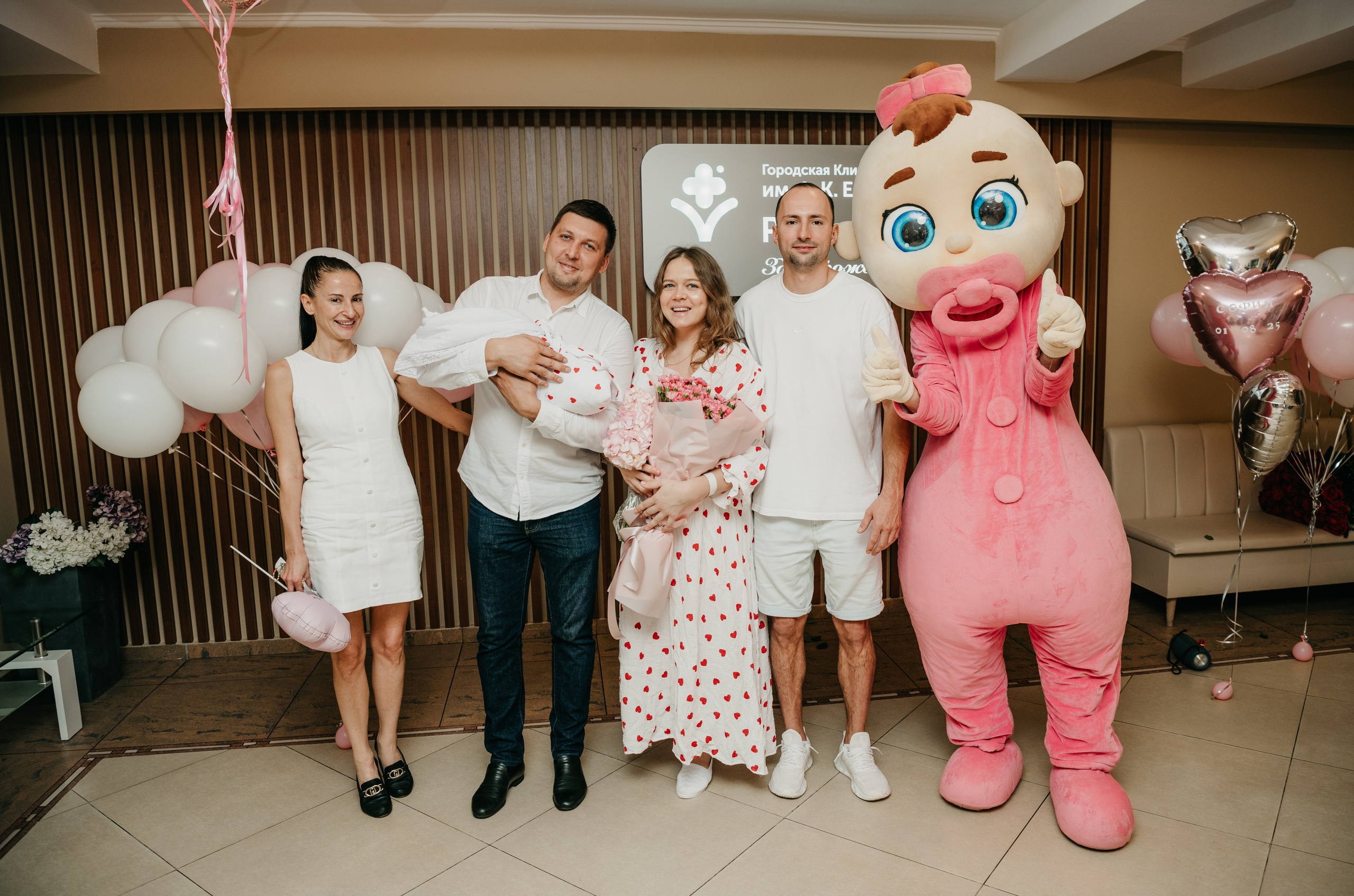 Выписка Софии в ГКБ Ерамишанцева. Фотограф на выписку из роддома в Москве и МО