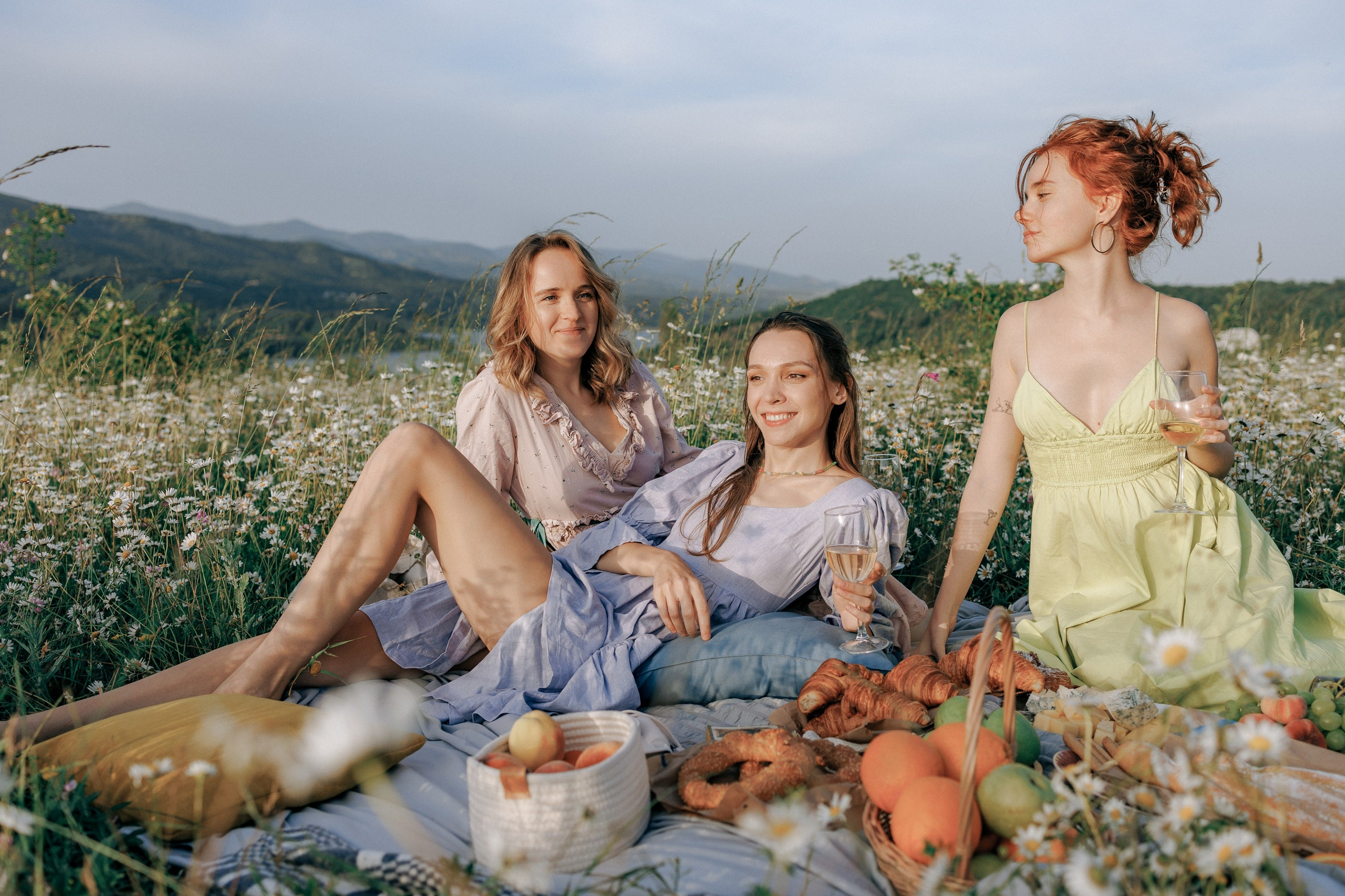 Picnic in the chamomile field in Georgia. Fedor Lemeshko — Destination Wedding and Family Lifestyle photographer