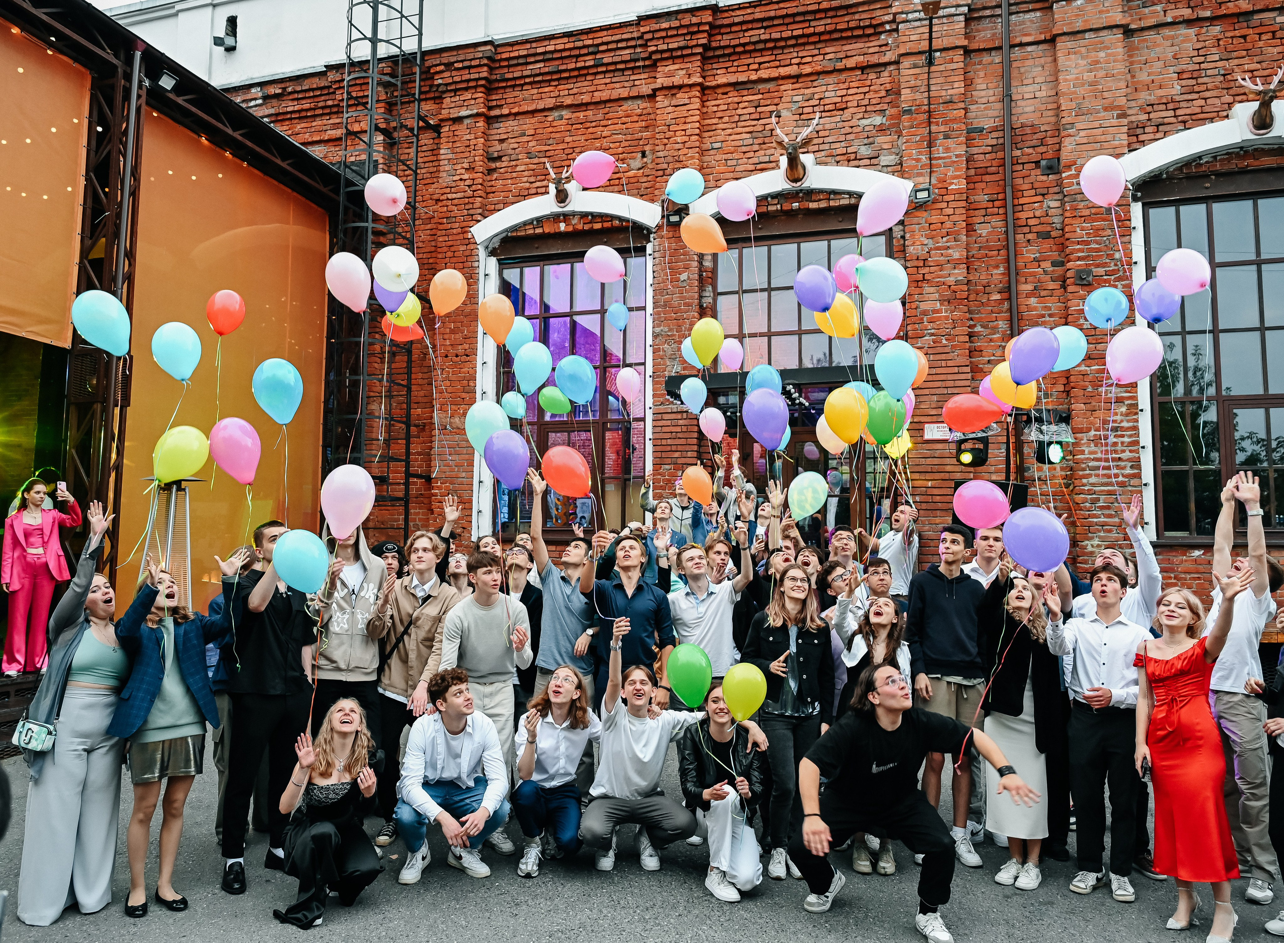 Выпускной «Золотые мечты». Лофт № 2. Фотограф Арина Агапова. Подольск, Москва https://arinafoto.wfolio.pro/