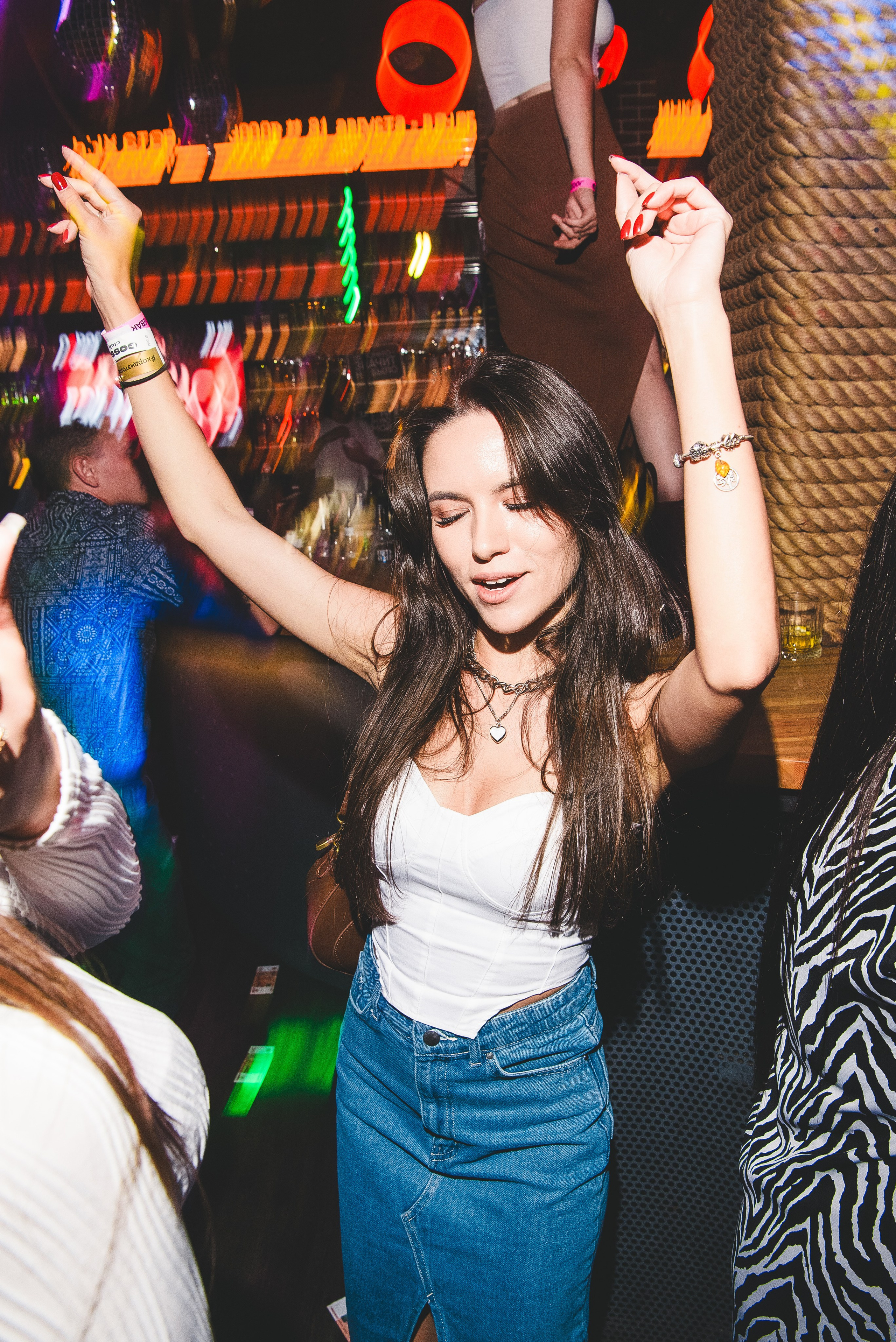 Фотоотчёты о вечеринках для НеБар Волгоград. Или стиль «пьяный фотограф». Фотограф в Волгограде и Волжском Александр Горбань