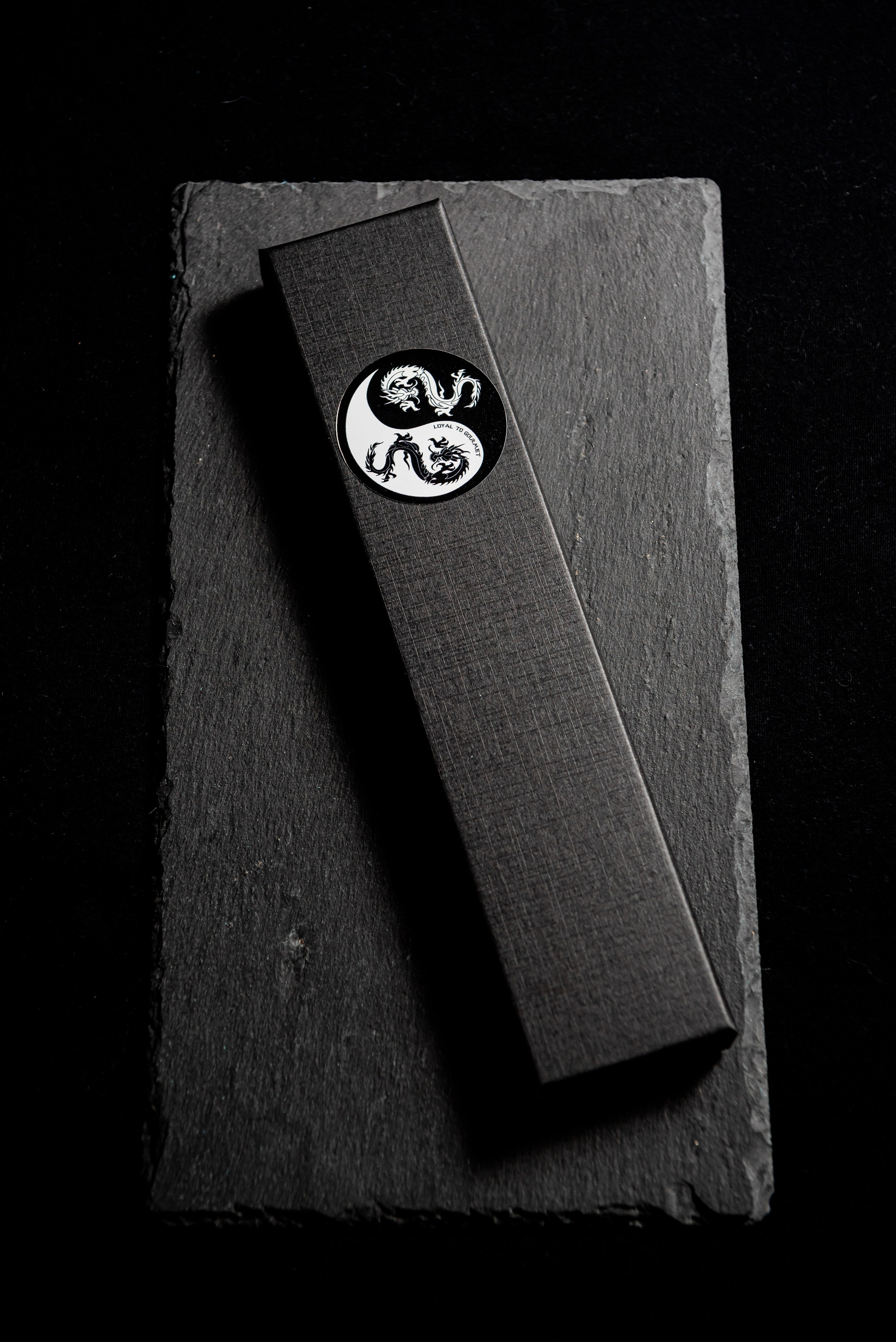 упаковка с китайскими палочками на чёрном подносе