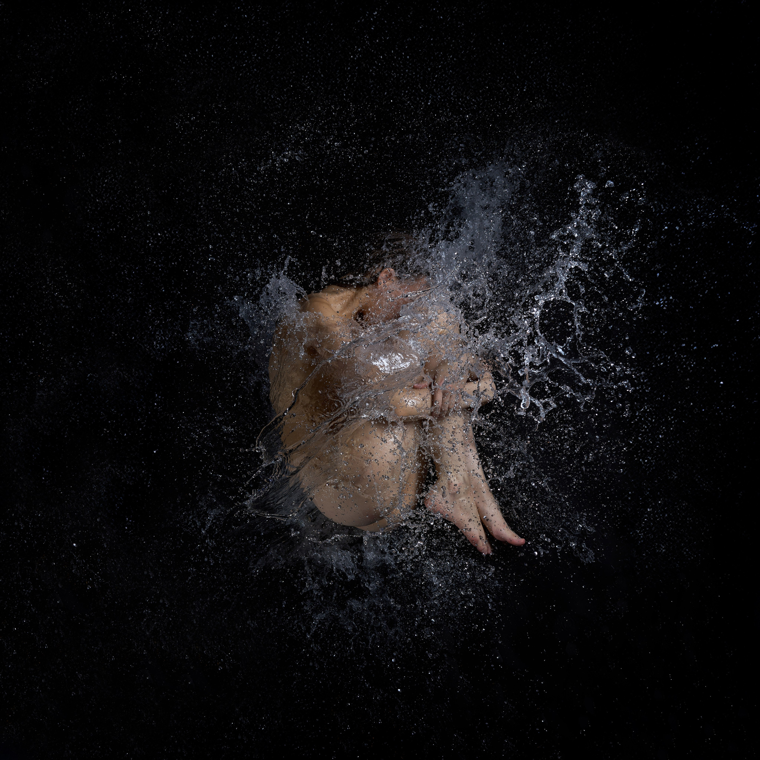 Аквафотосессия на черном фоне