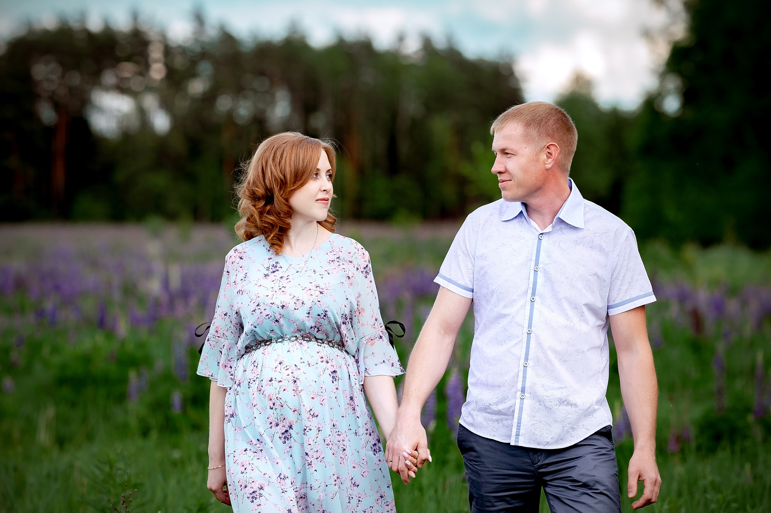 Фотосессия "В ожидании" на природе в Щелково. Цветение люпинов. Свадебный и семейный фотограф Виктория Носачёва. Щелково, Москва и МО