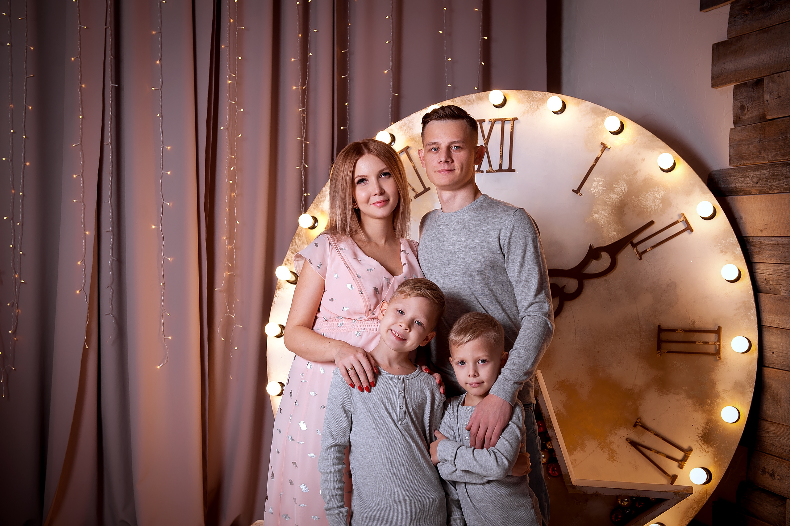 Семейная фотосессия в ожидании малыша в фотостудии Зефир в Москве. Свадебный и семейный фотограф Виктория Носачёва. Щелково, Москва и МО