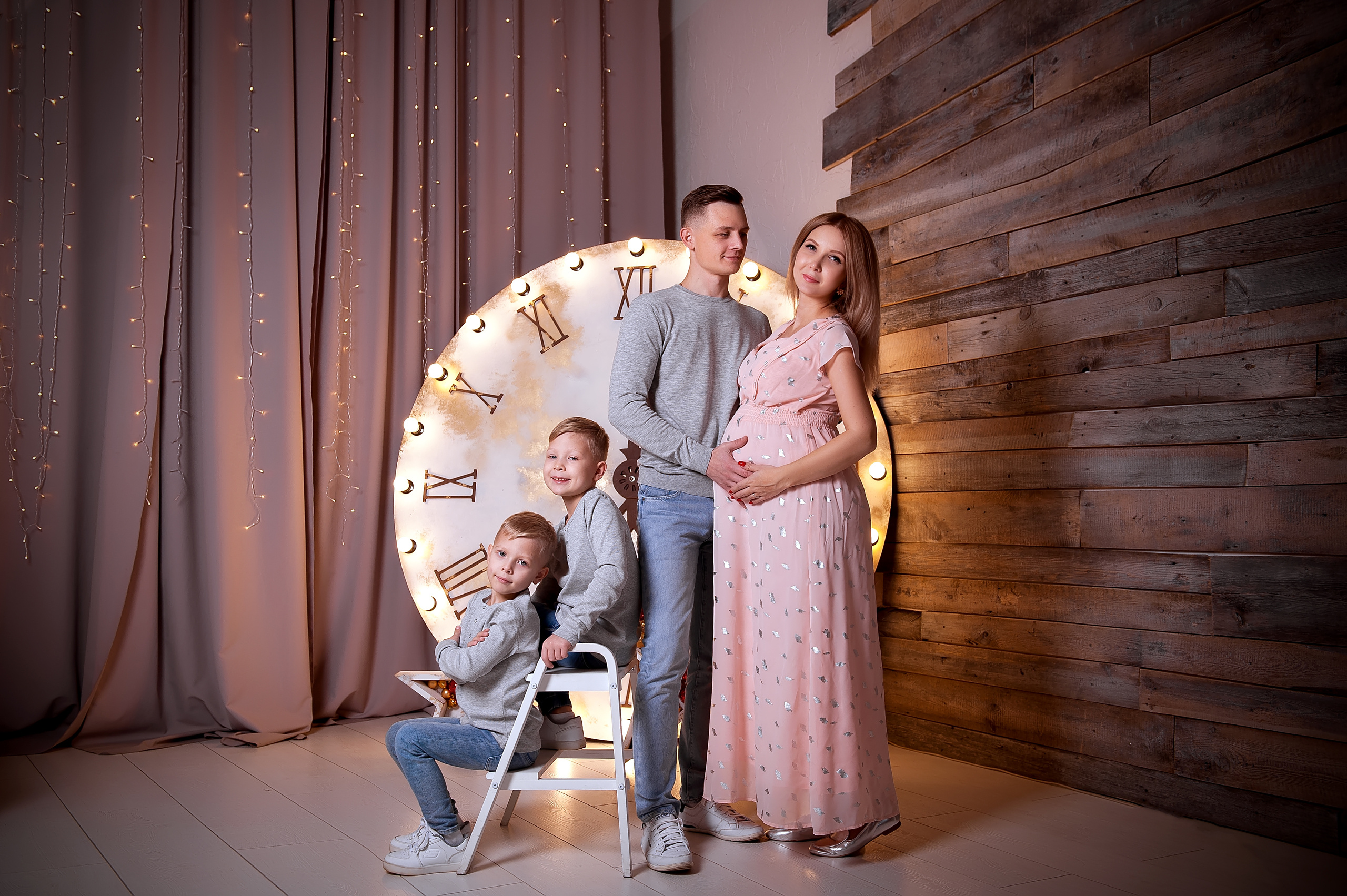 Семейная фотосессия в ожидании малыша в фотостудии Зефир в Москве. Свадебный и семейный фотограф Виктория Носачёва. Щелково, Москва и МО